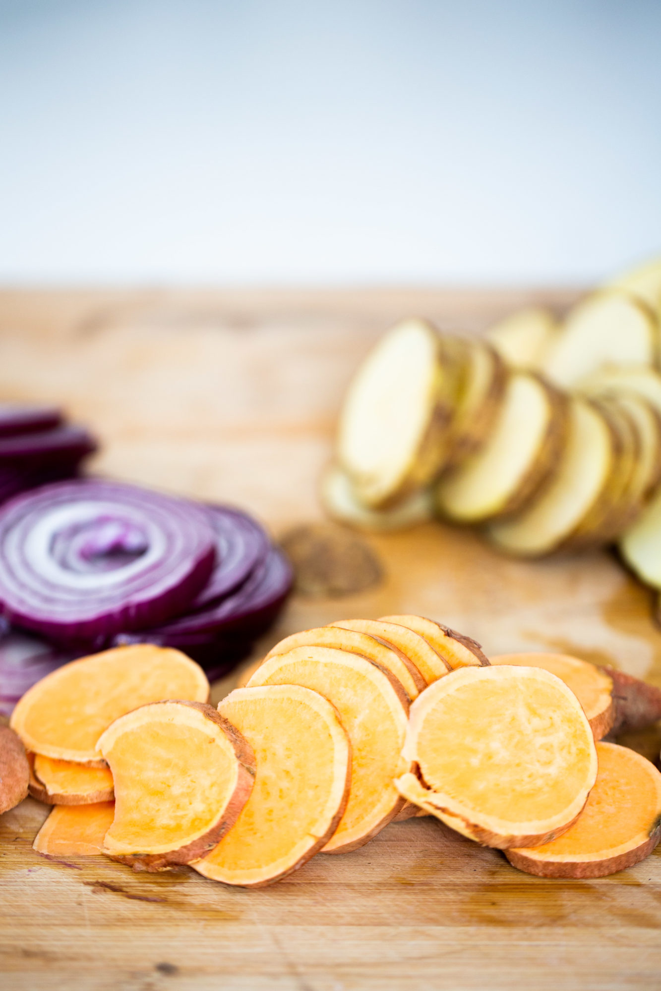 camote, cebolla y papas rebanadas