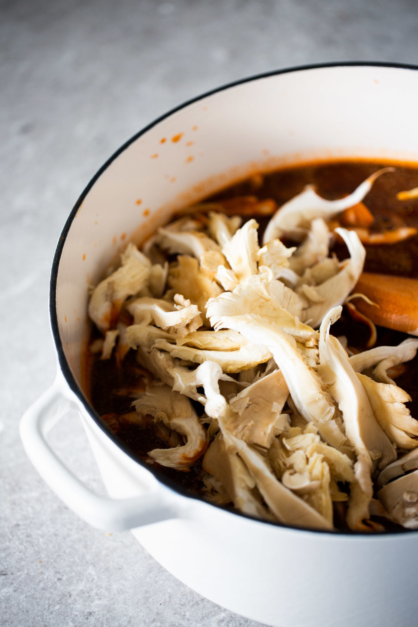 olla de pozole vegetariano de champiñones