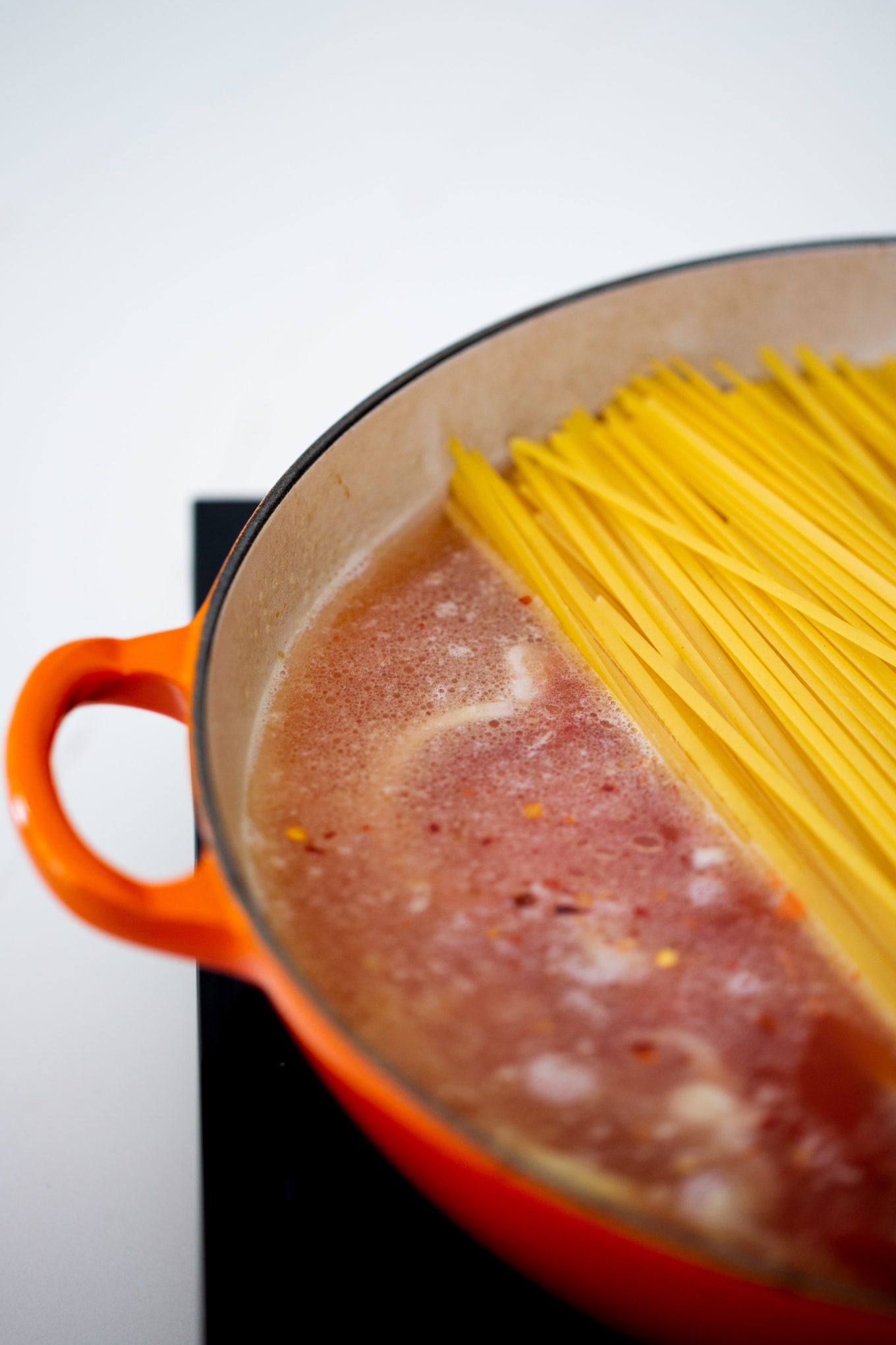 Pasta en agua con tomate.