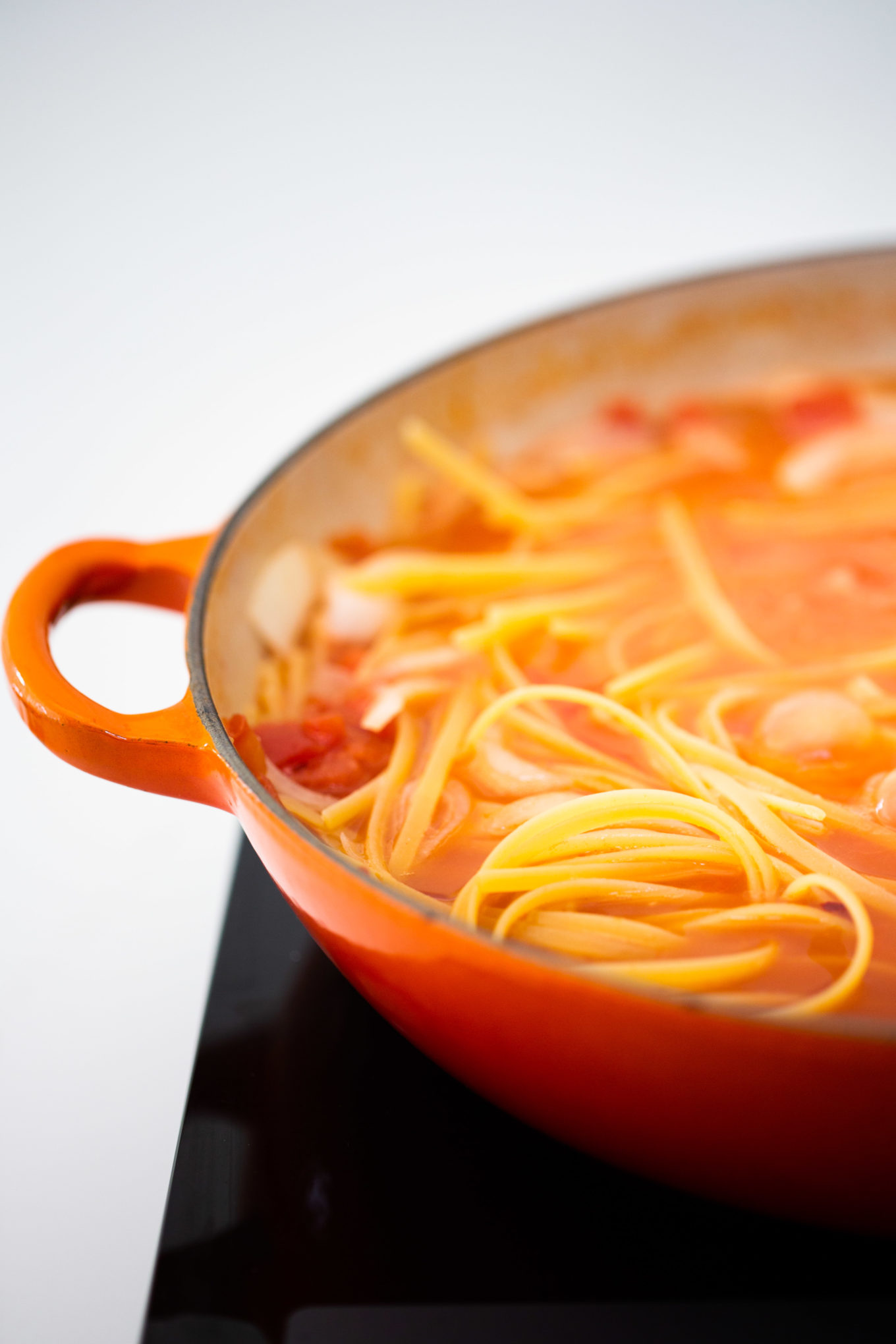 Pasta en la olla con salsa.