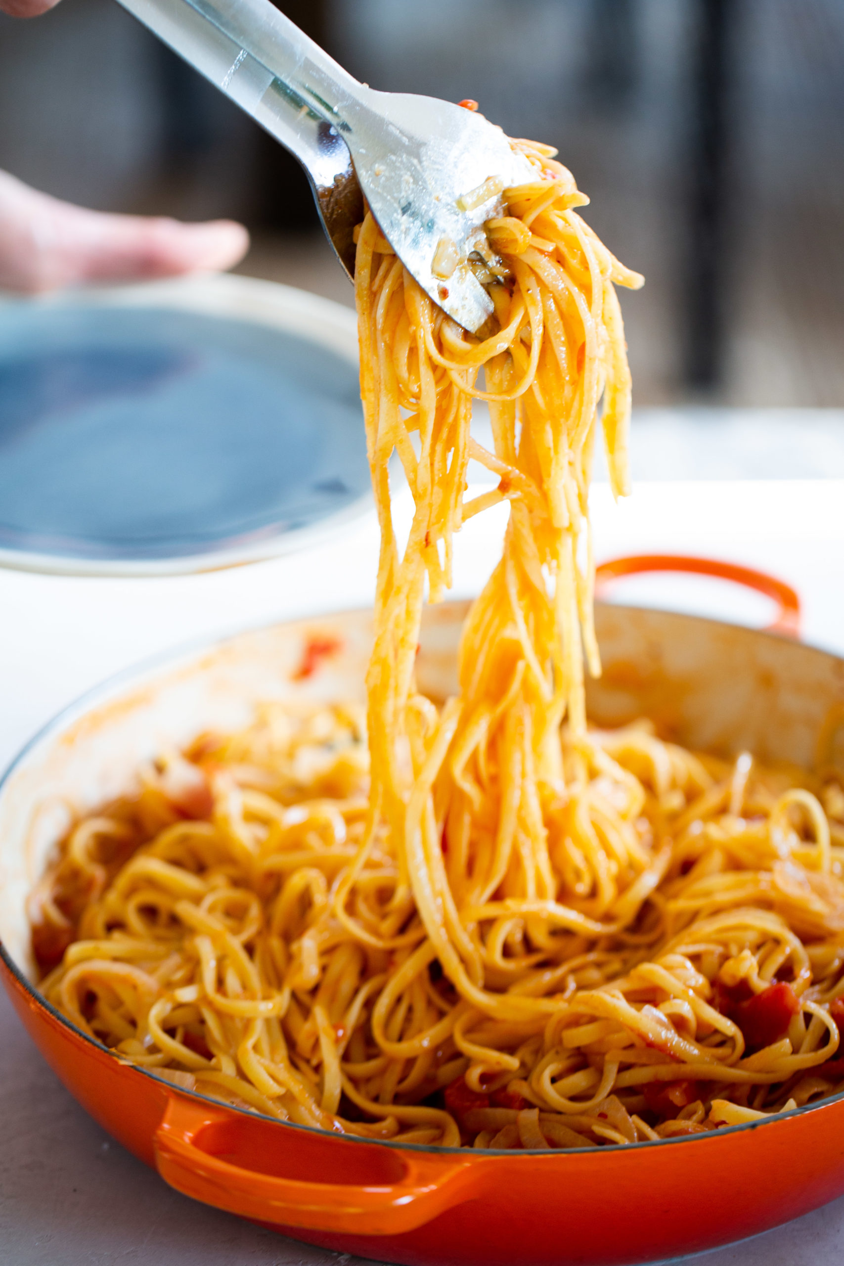 Pasta con tomate y cebolla en una sola olla