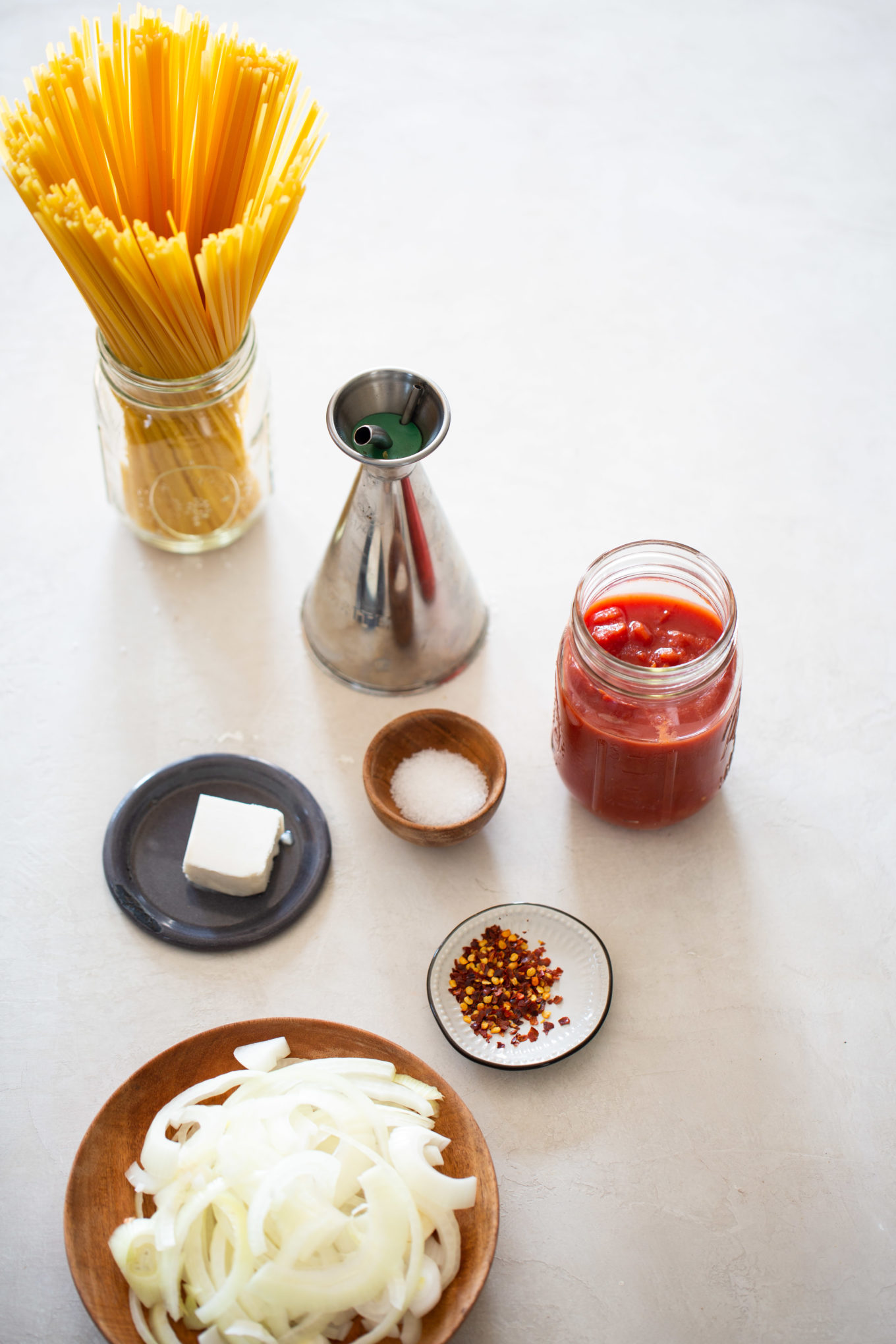 Ingredientes para hacer pasta con tomate en una sola olla.