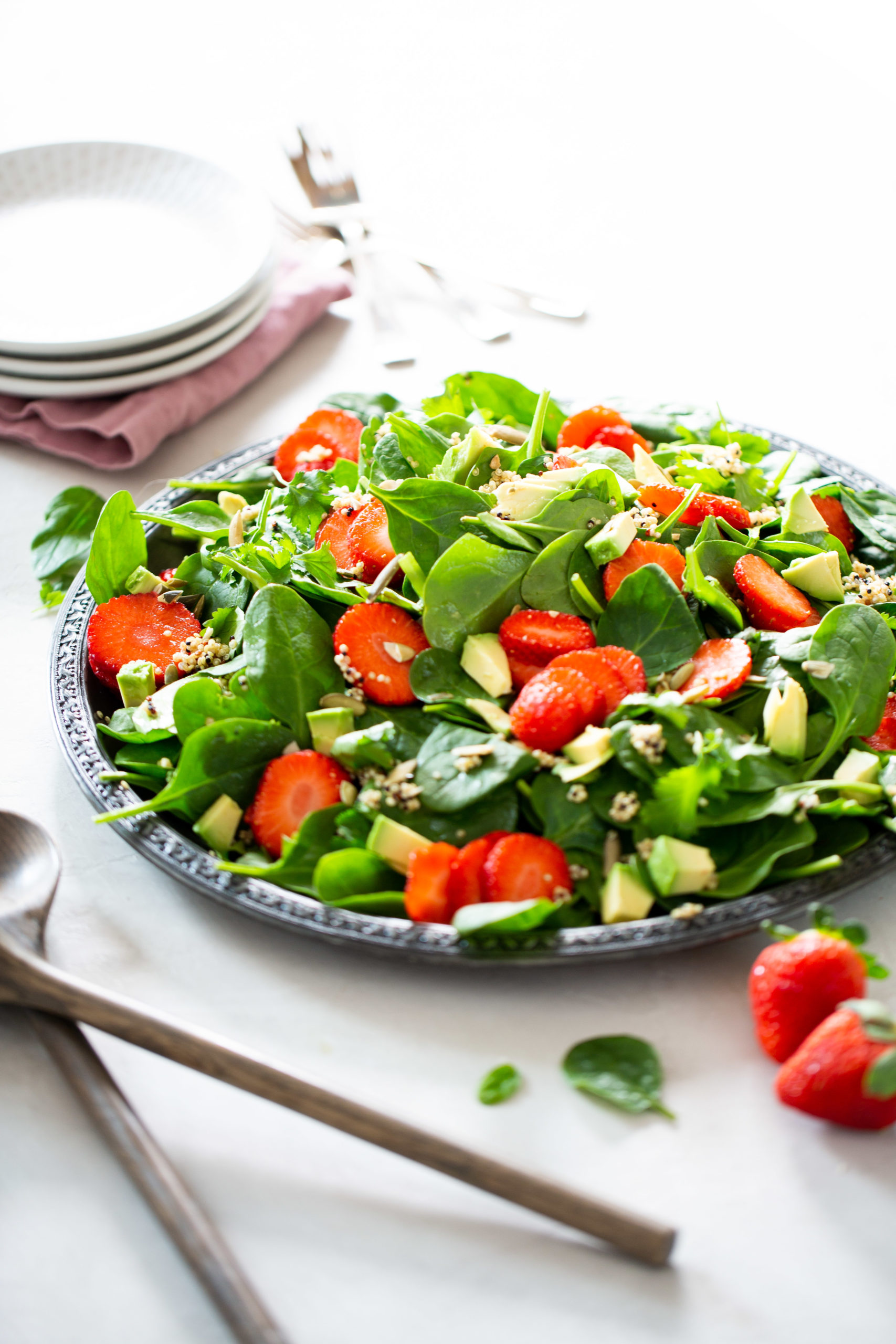 Ensalada de espinacas con fresas y aderezo de limón con chipotle