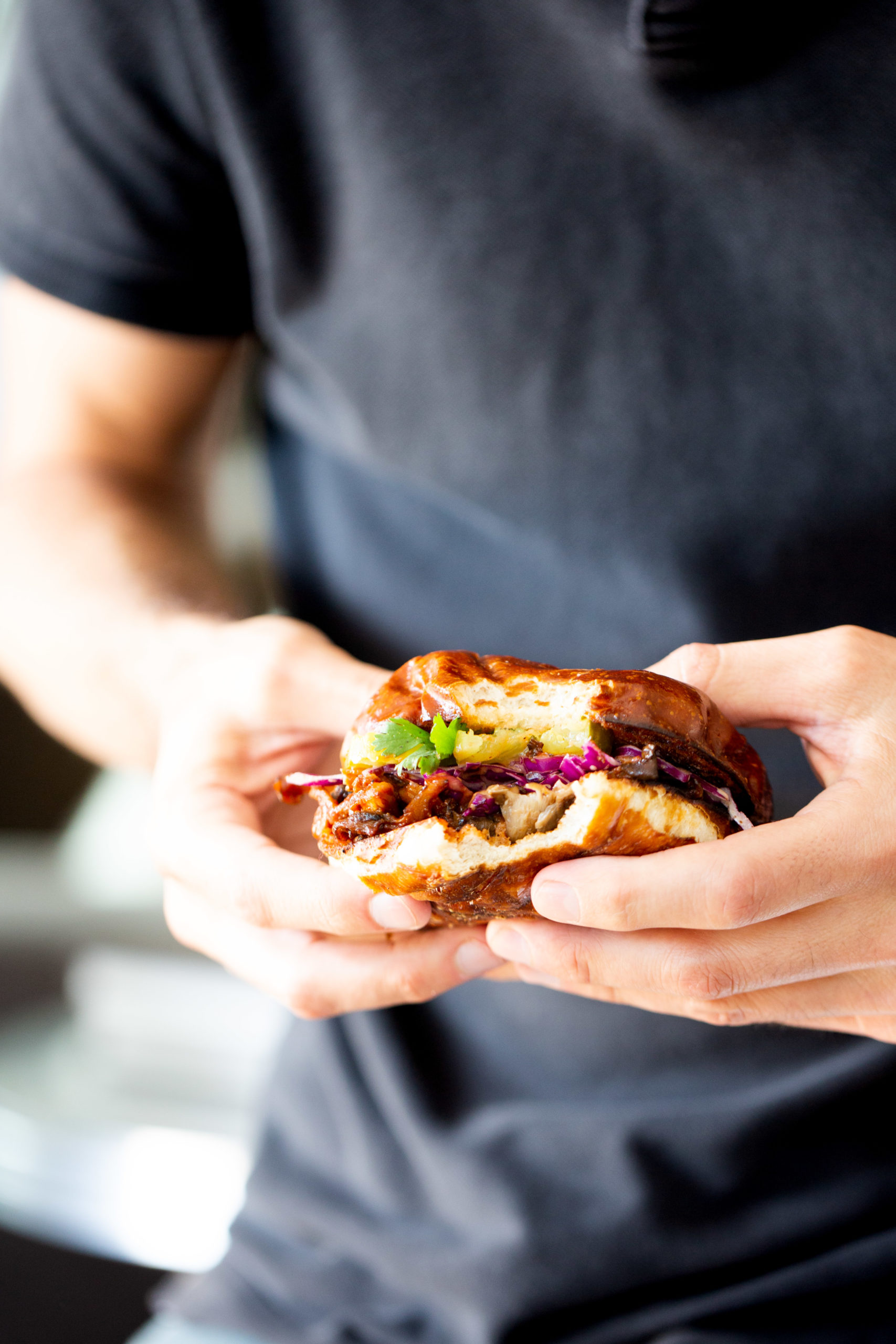 Sándwich vegano de setas a la BBQ con col morada y cilantro
