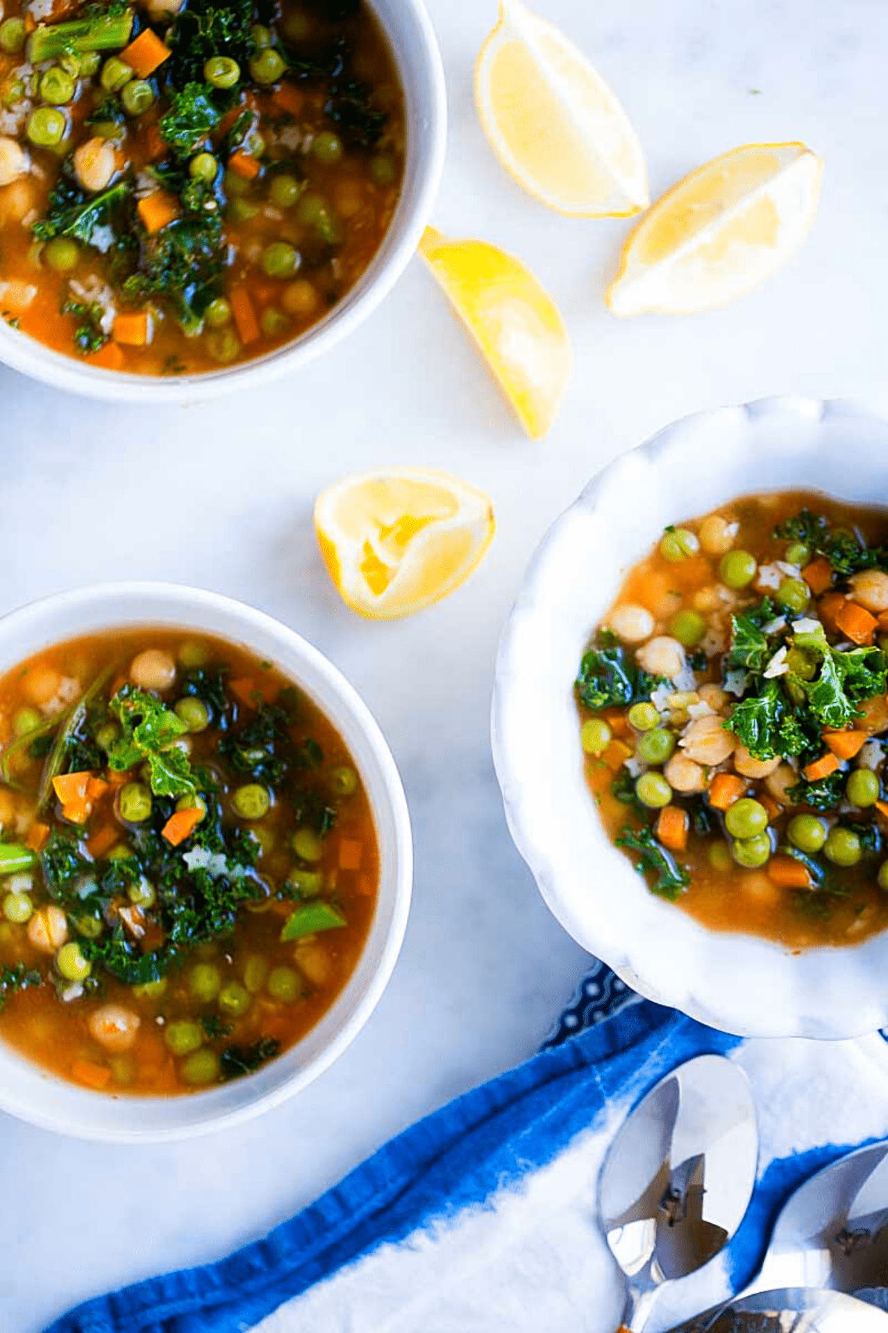 Tazones con sopa de verduras con pasta, kale y garbanzos.