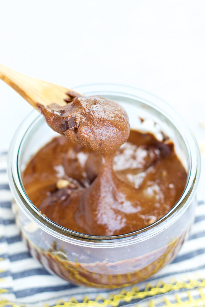 Crema de cacahuate vegana con chocolate obscuro en un frasco