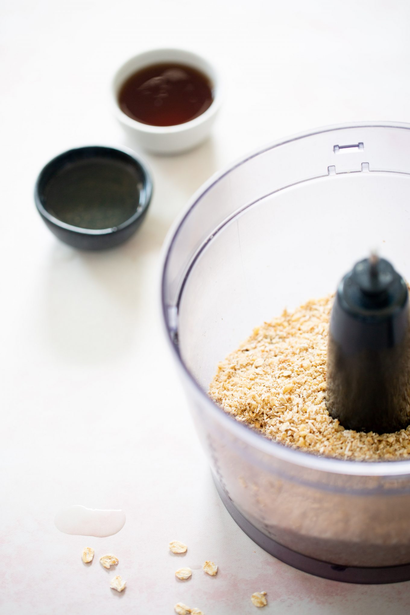 nuez y avena molida en tazon de procesador