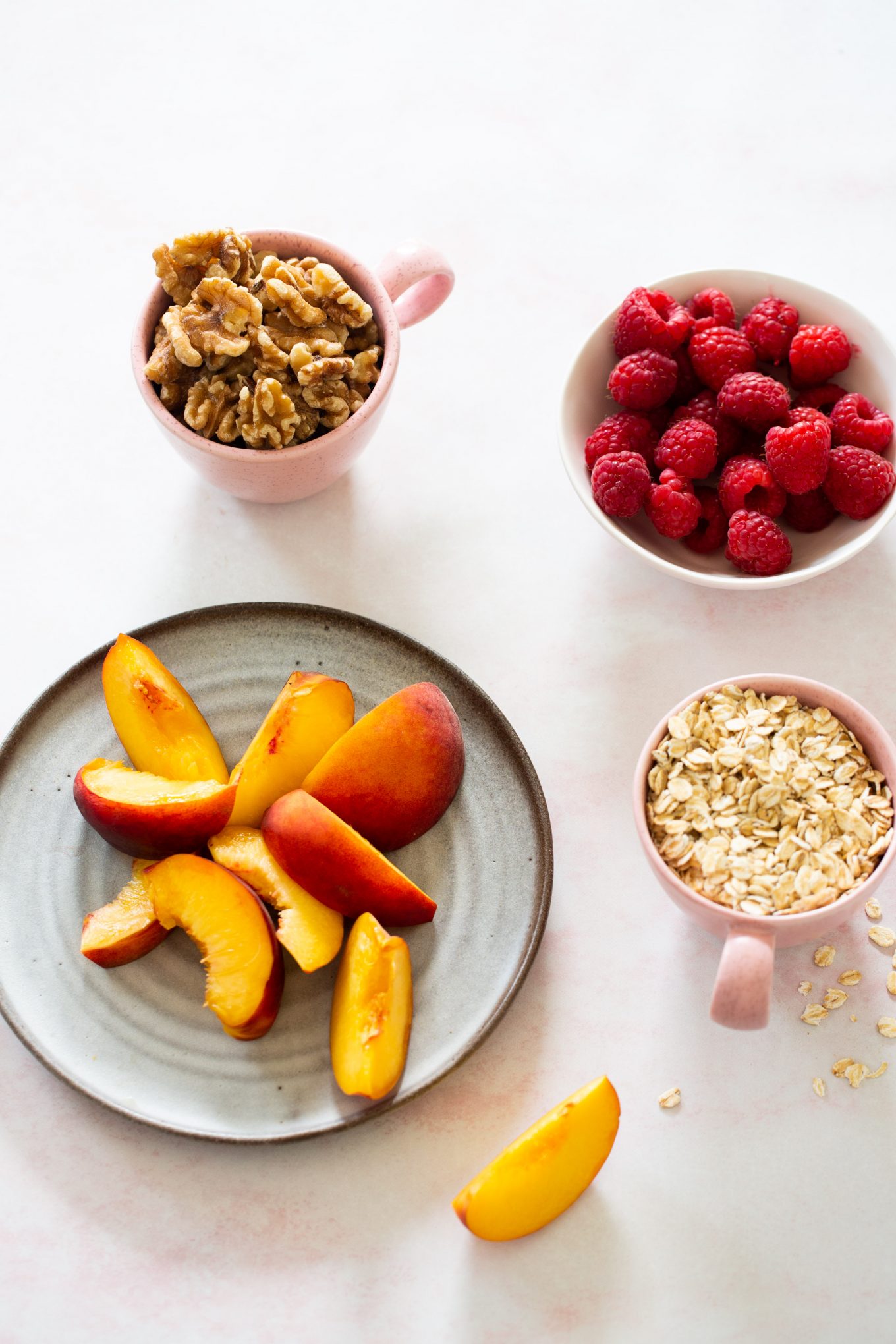nuez, avena, durazno y frambuesas en platitos