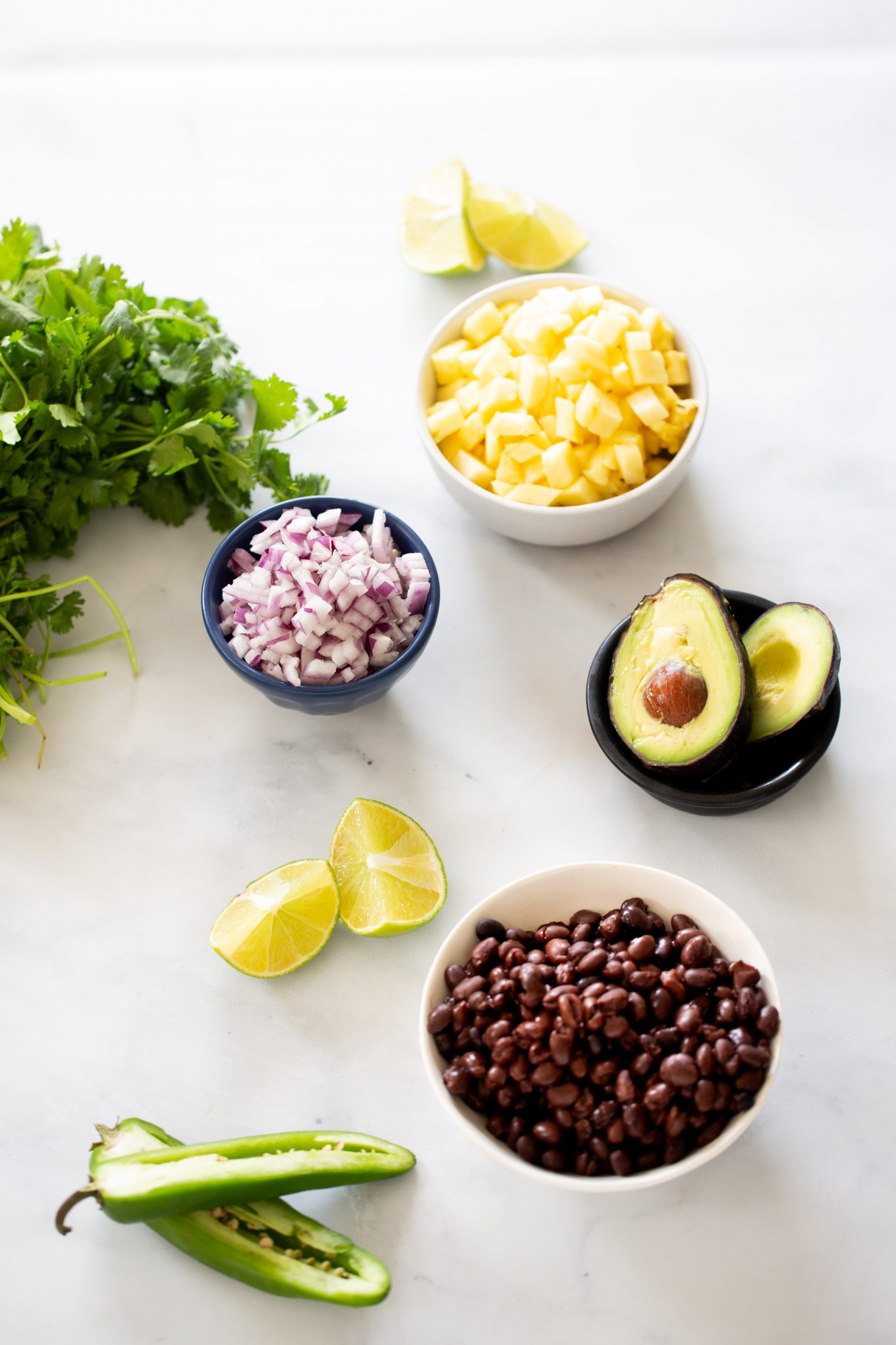 Ingredientes para hacer una salsa mexicana con piña.