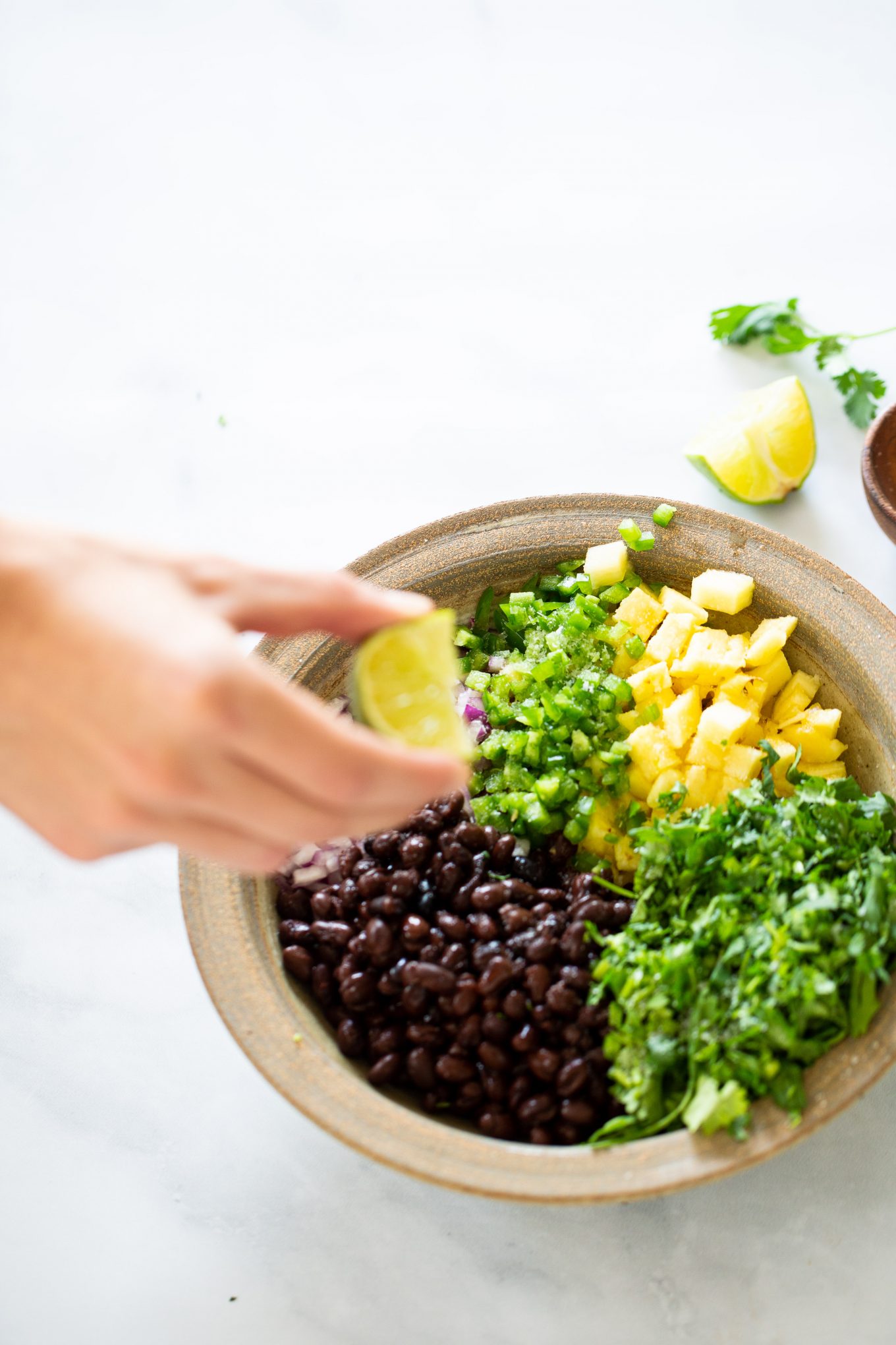Aderezando un pico de gallo de piña.