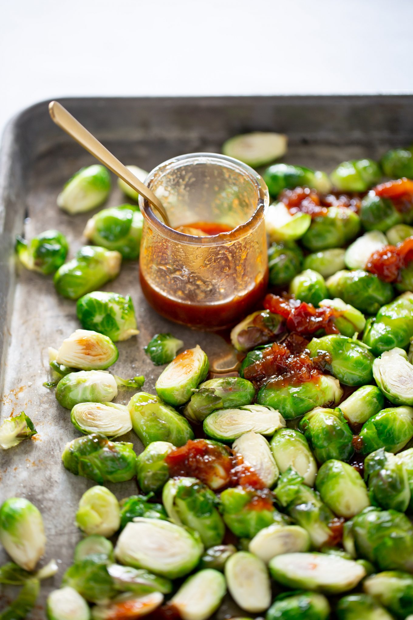 coles de bruselas en una charola con salsa dulce picante