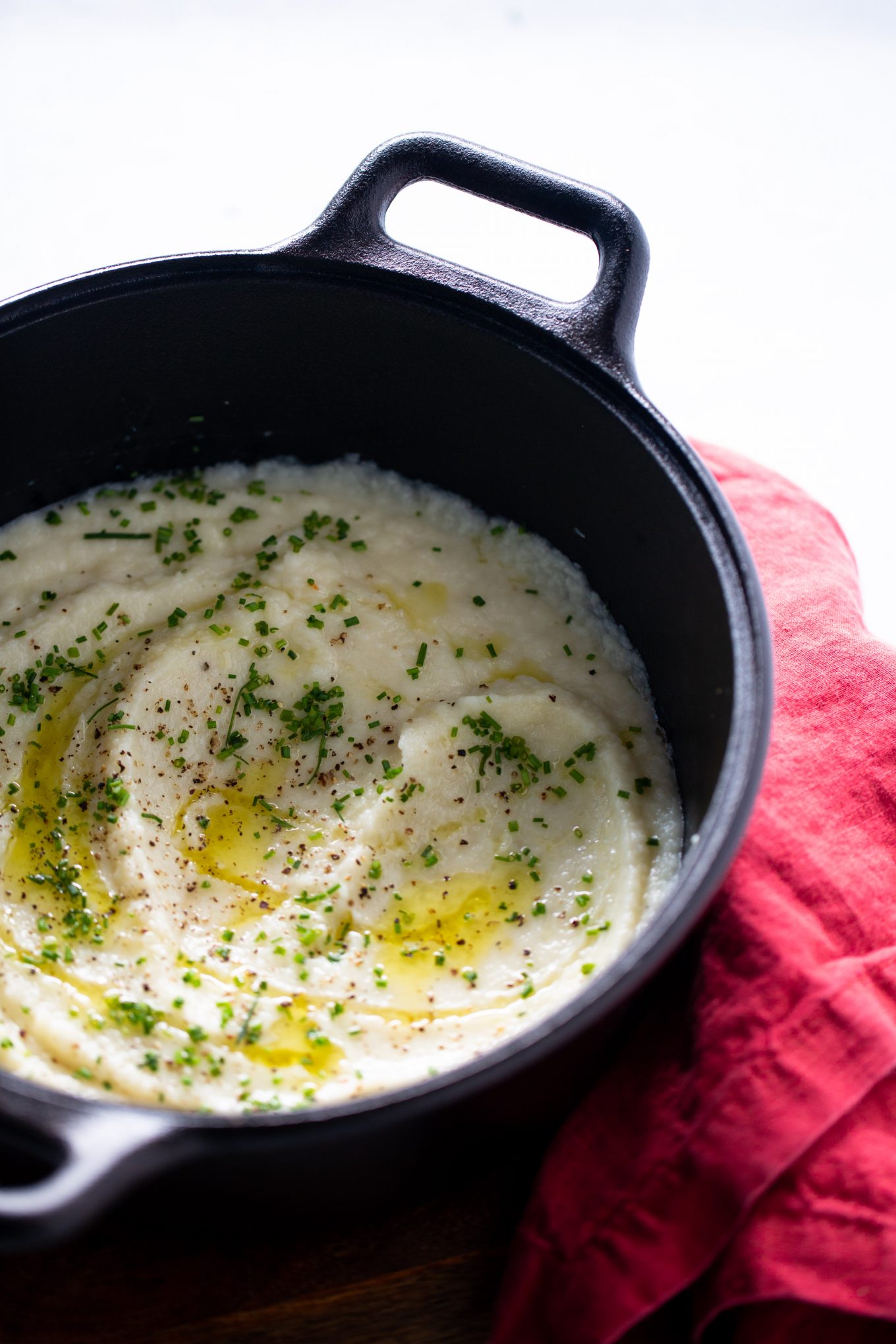 Puré de coliflor en una olla de hierro forjado