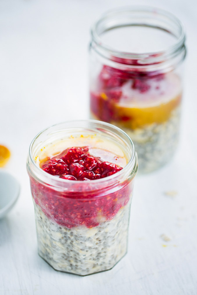 Frasco de avena con chia con frambuesas frescas y jugo de naranja