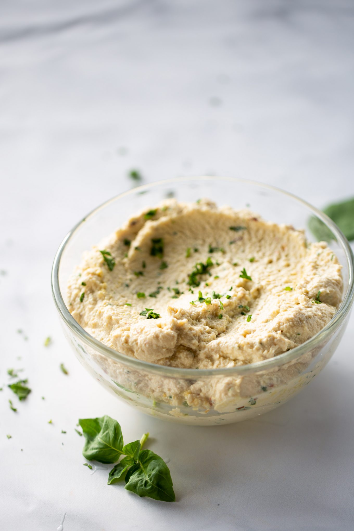 Un plato de queso ricotta vegano con hierbas frescas.