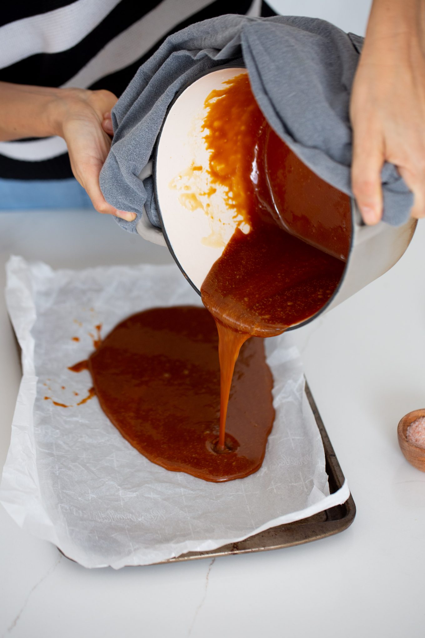 Vaciando el toffee a una charola con papel