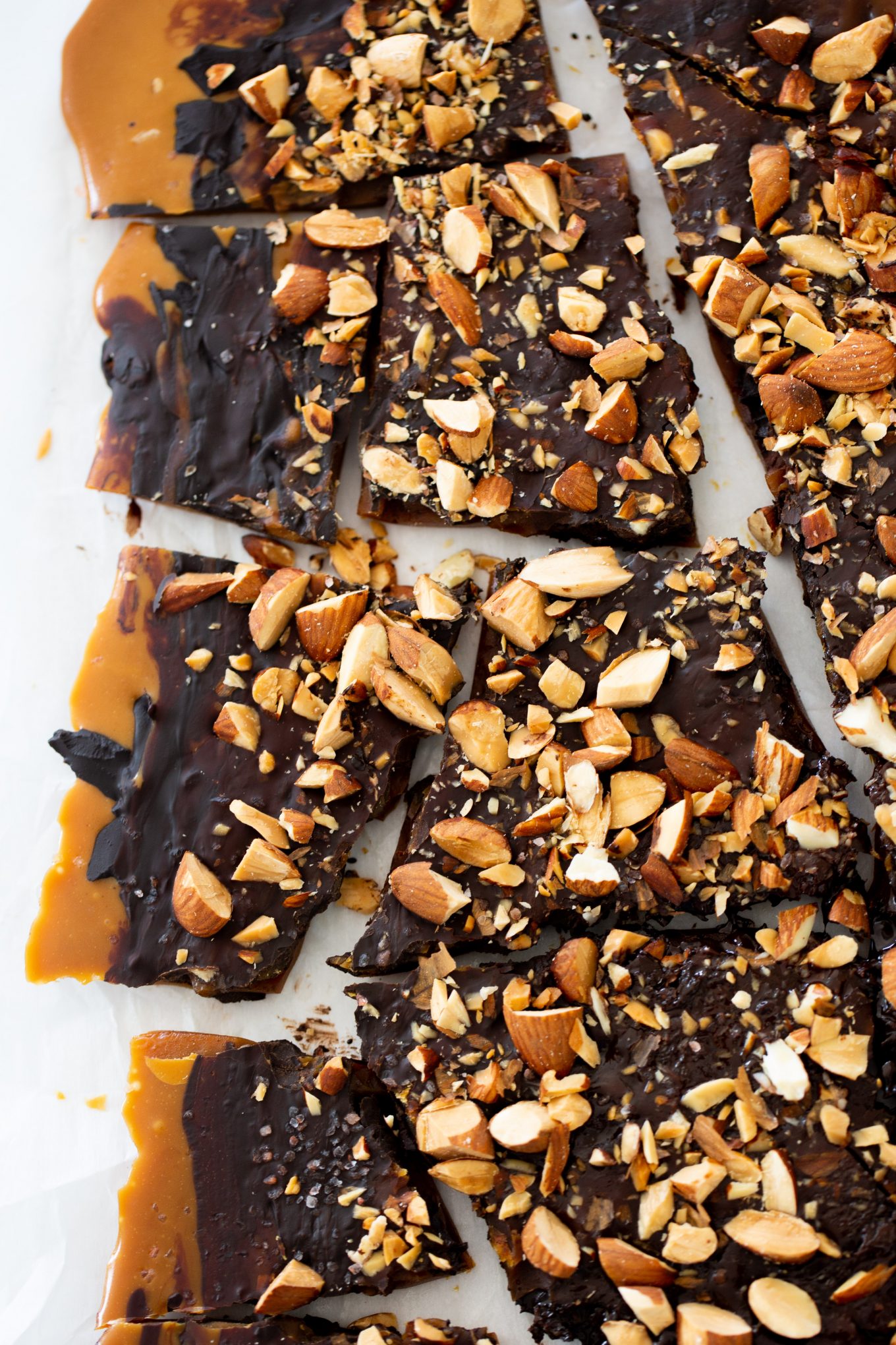 Toffee vegano con chocolate derretido encima y almendras