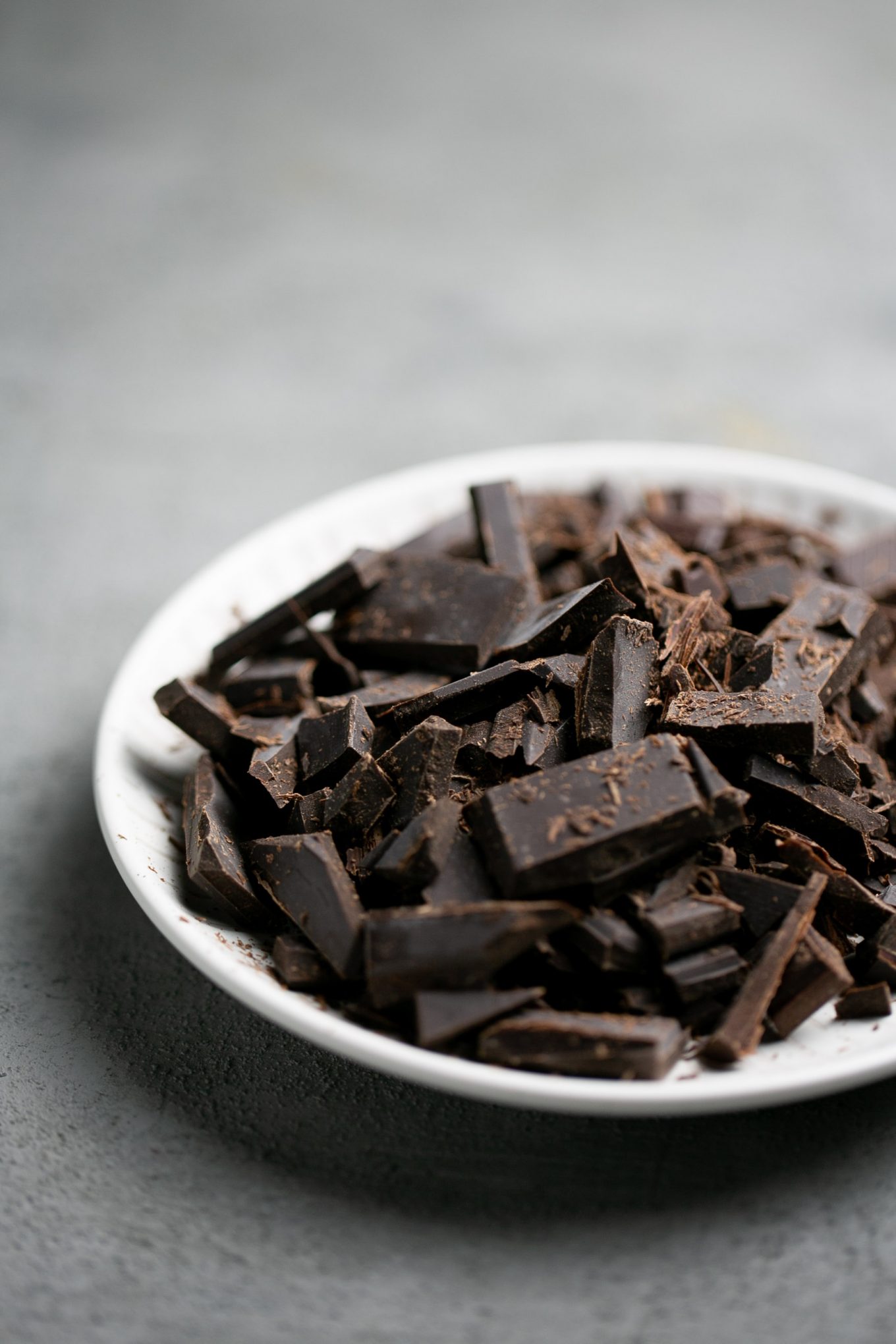 plato con chocolate obscuro en pedazos