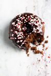 Un donut de chocolate con chispas de menta encima.