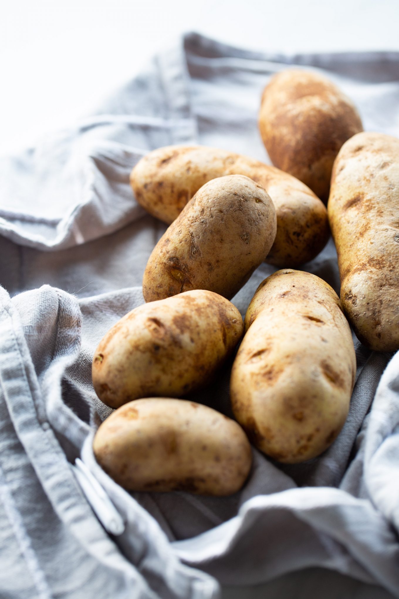 papas arriba de un trapo gris