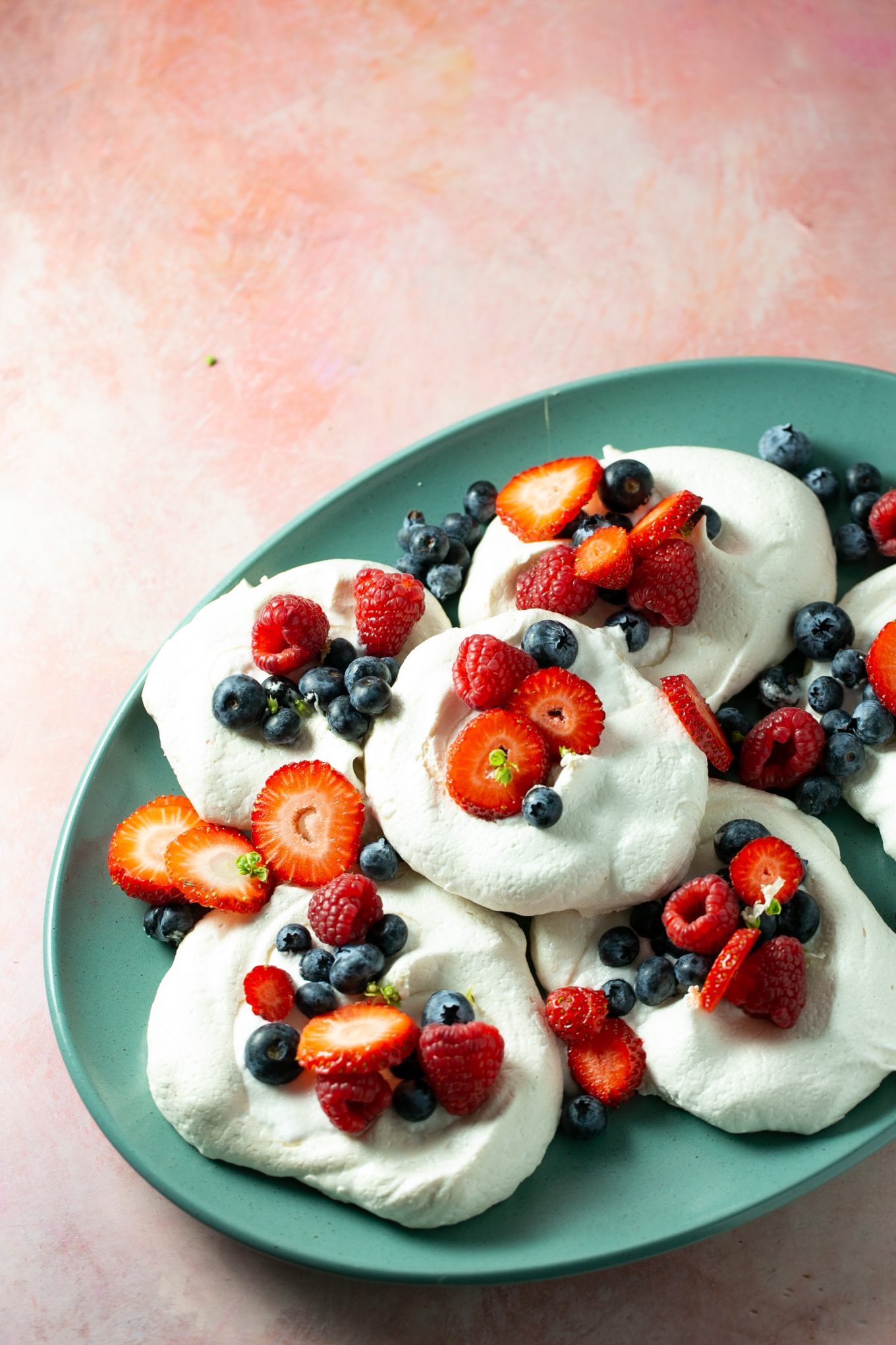 Pavlova vegana con crema batida de coco y moras y fresas rebanadas