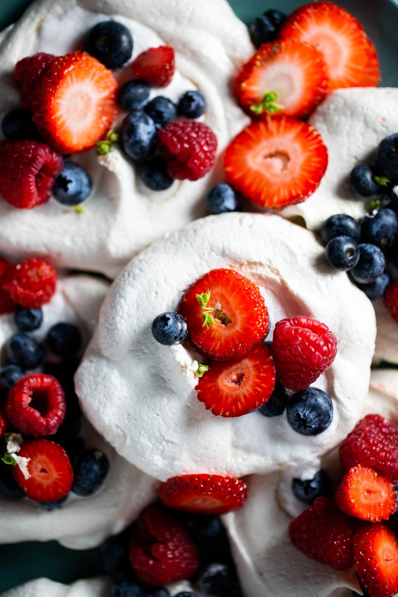 Pavlova  vegana con moras y cream batida de coco