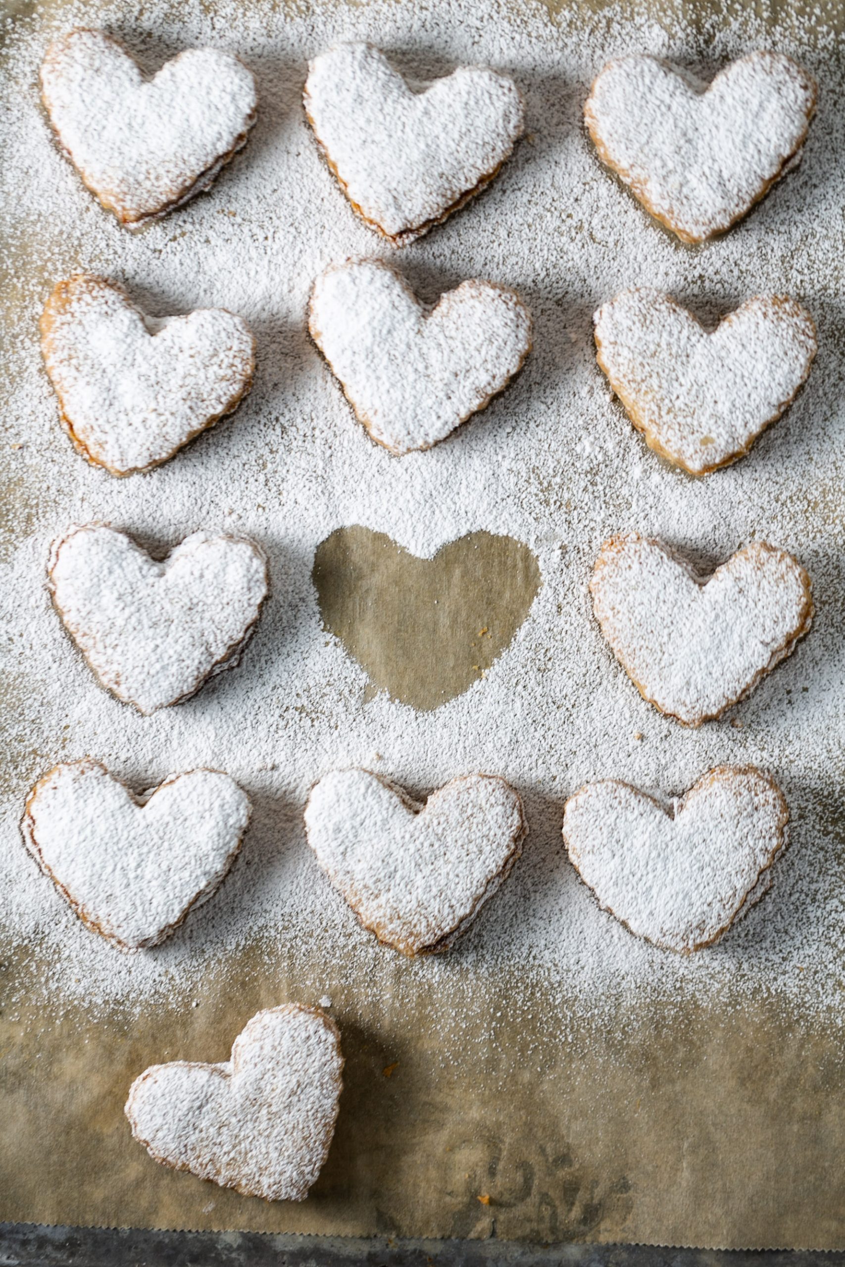 galletas de corazón con azúcar glass espolvoreada