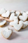 Galletas de corazón veganas en un plato con azúcar en polvo.