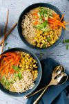 Dos tazones de sopa de fideos ramen con zanahorias y fideos.