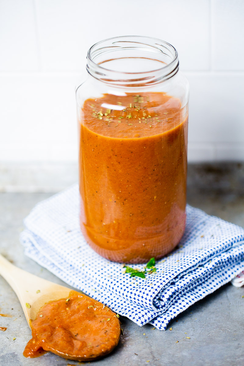 Frasco con salsa de toamte hecha en casa