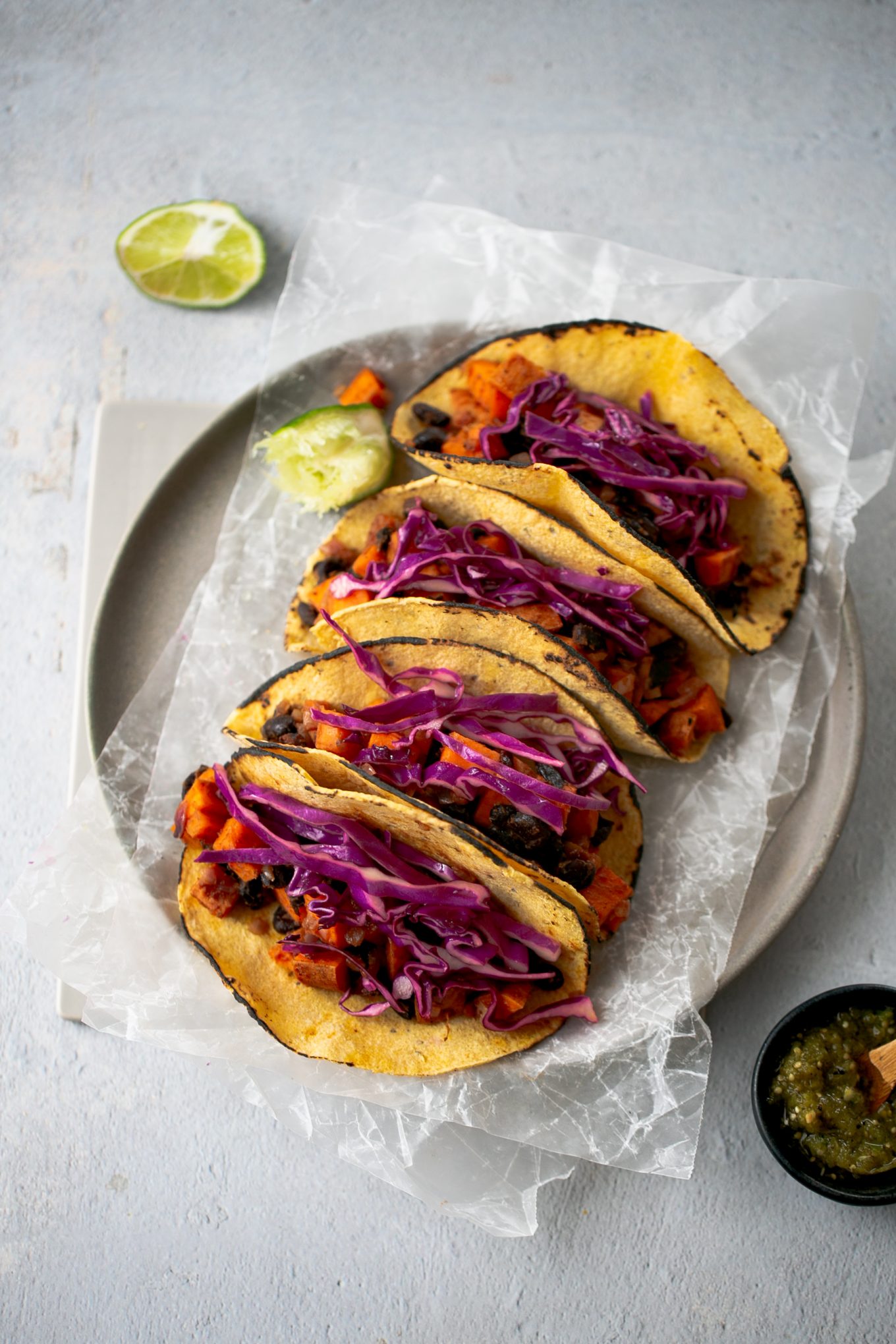 tacos de camote on frijol negro y ensalada de col