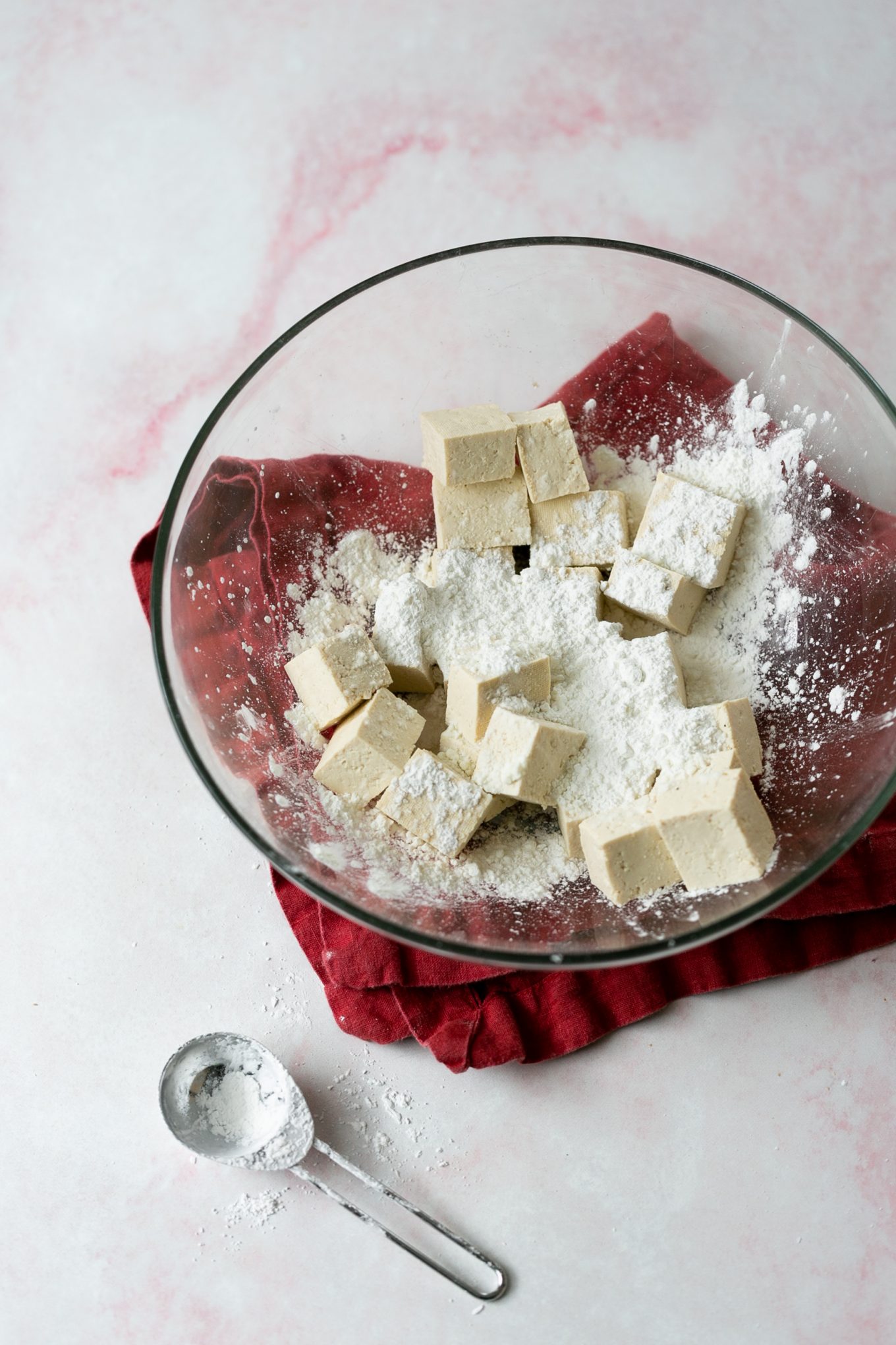 pedazos de tofu en tazón con almidón