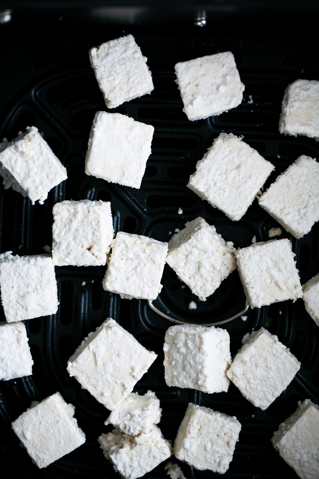 pedazos de tofu con almidón en charola
