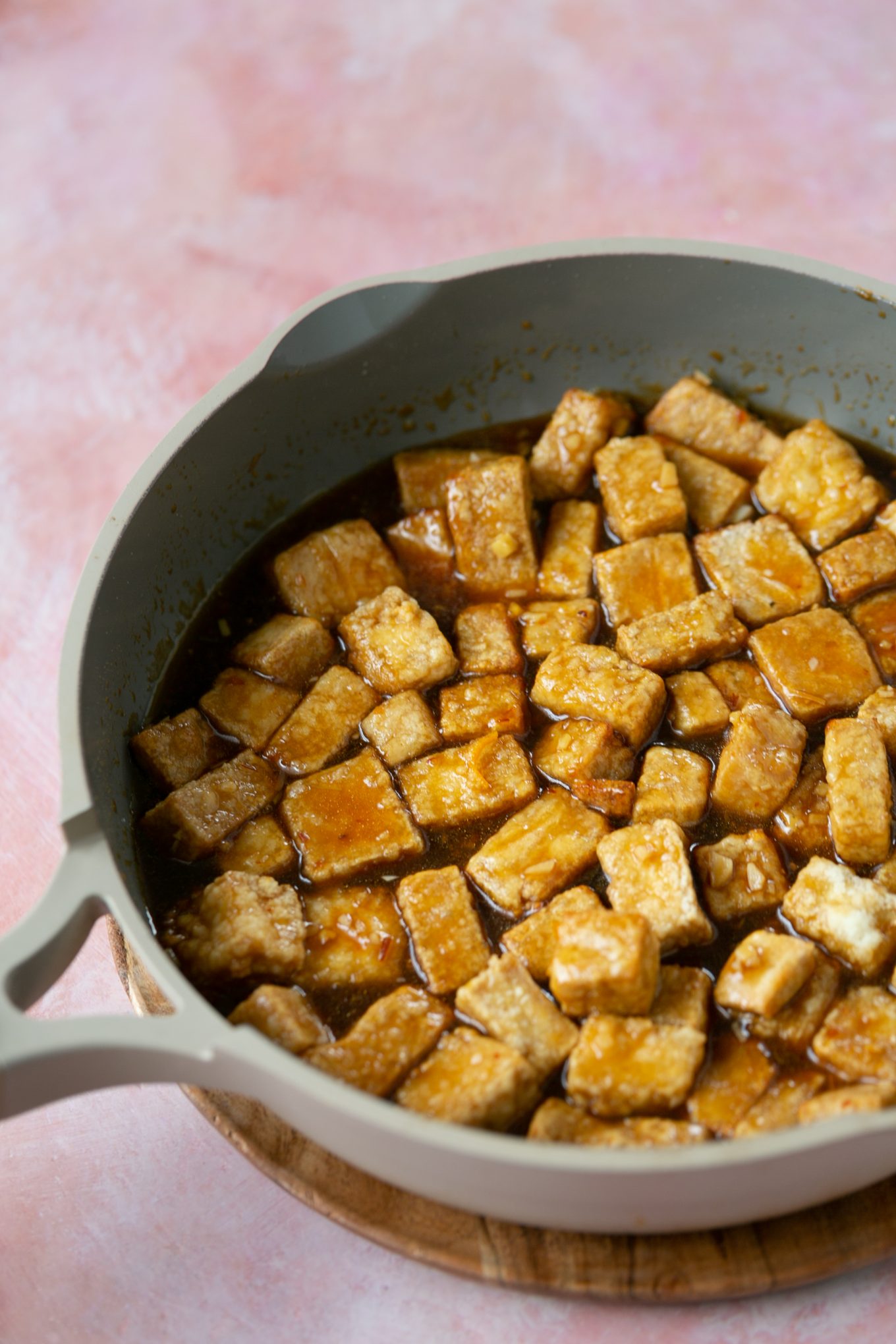 tofu crujiente en sartén con salsa