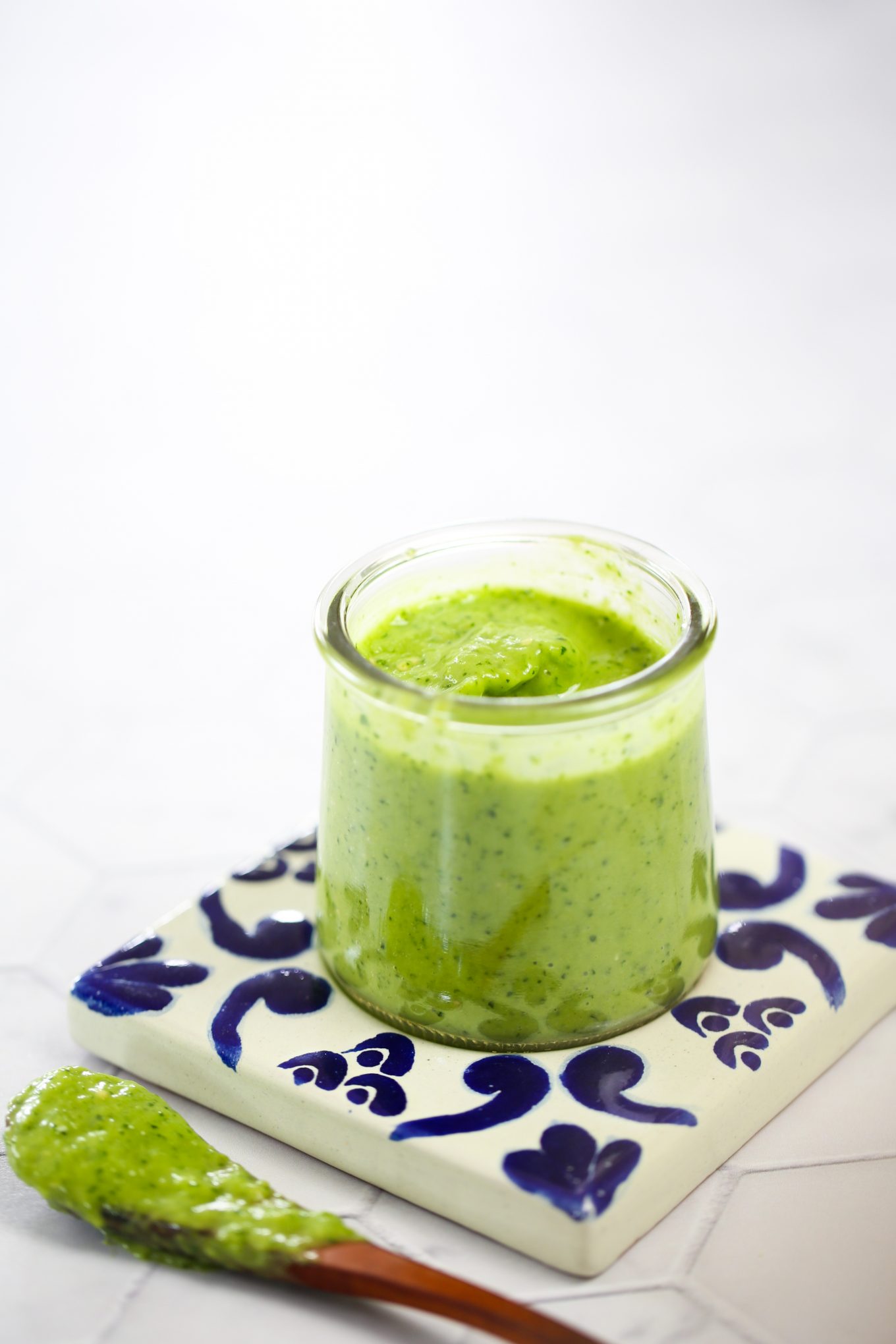 Salsa verde cremosa con aguacate mexicana