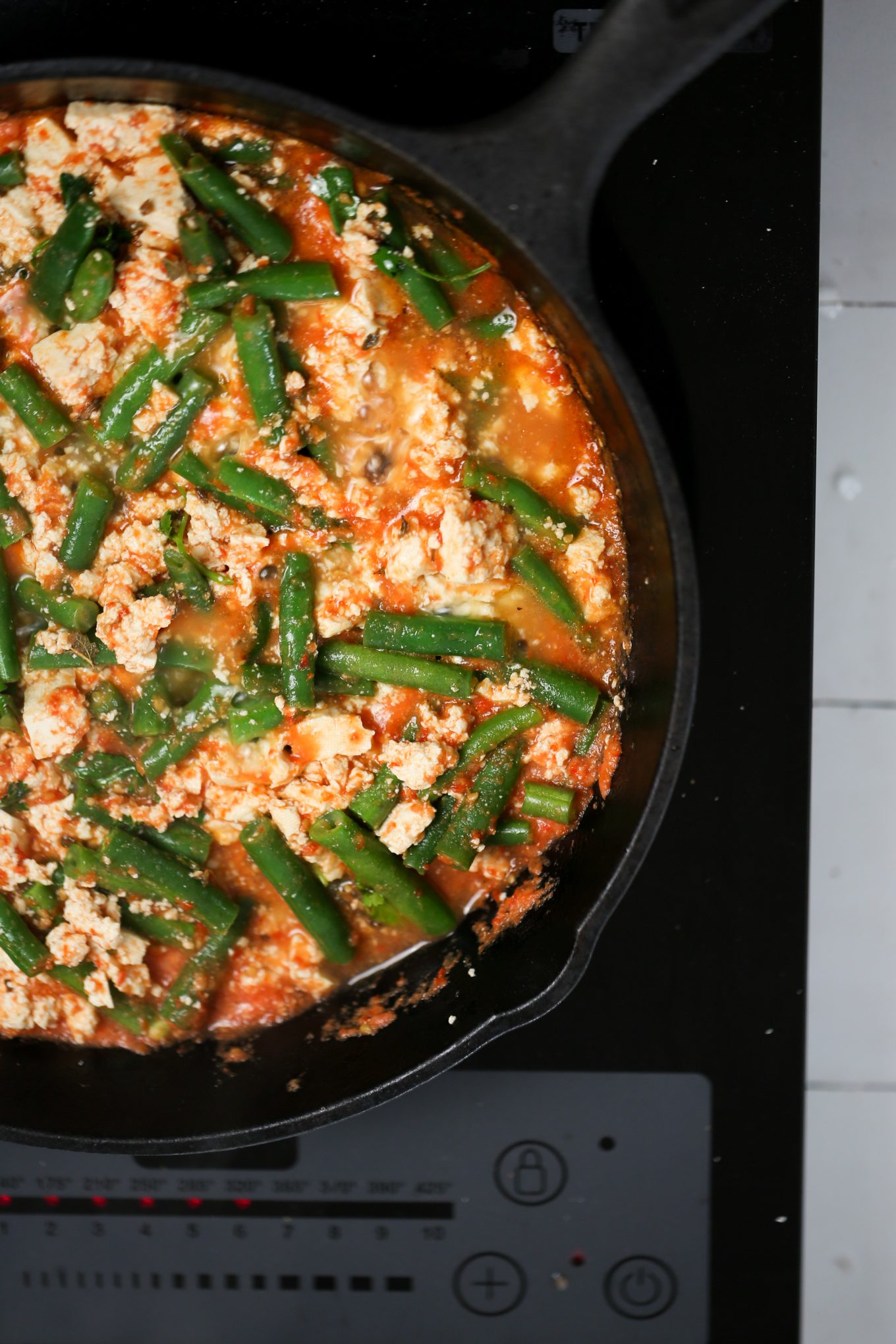 ejotes tofu y salsa roja en sarten