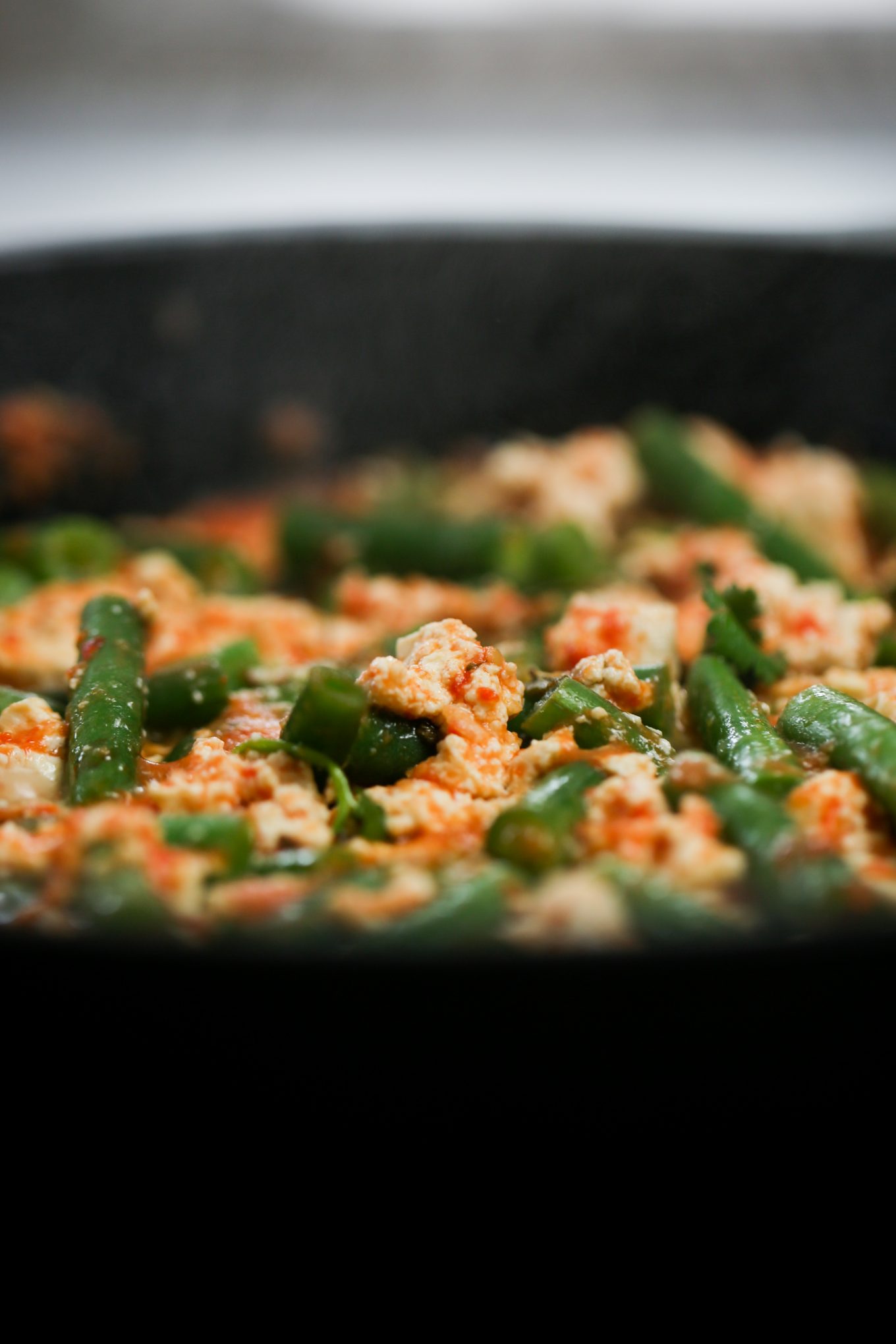 ejotes, tofu y salsa roja