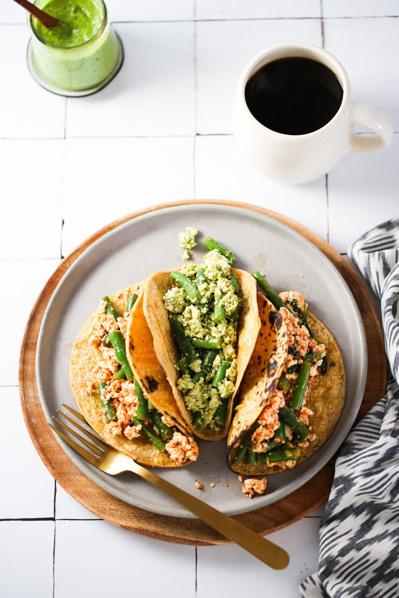 Tres tacos de tortilla maÃ­z rellenos con tofu con ejote