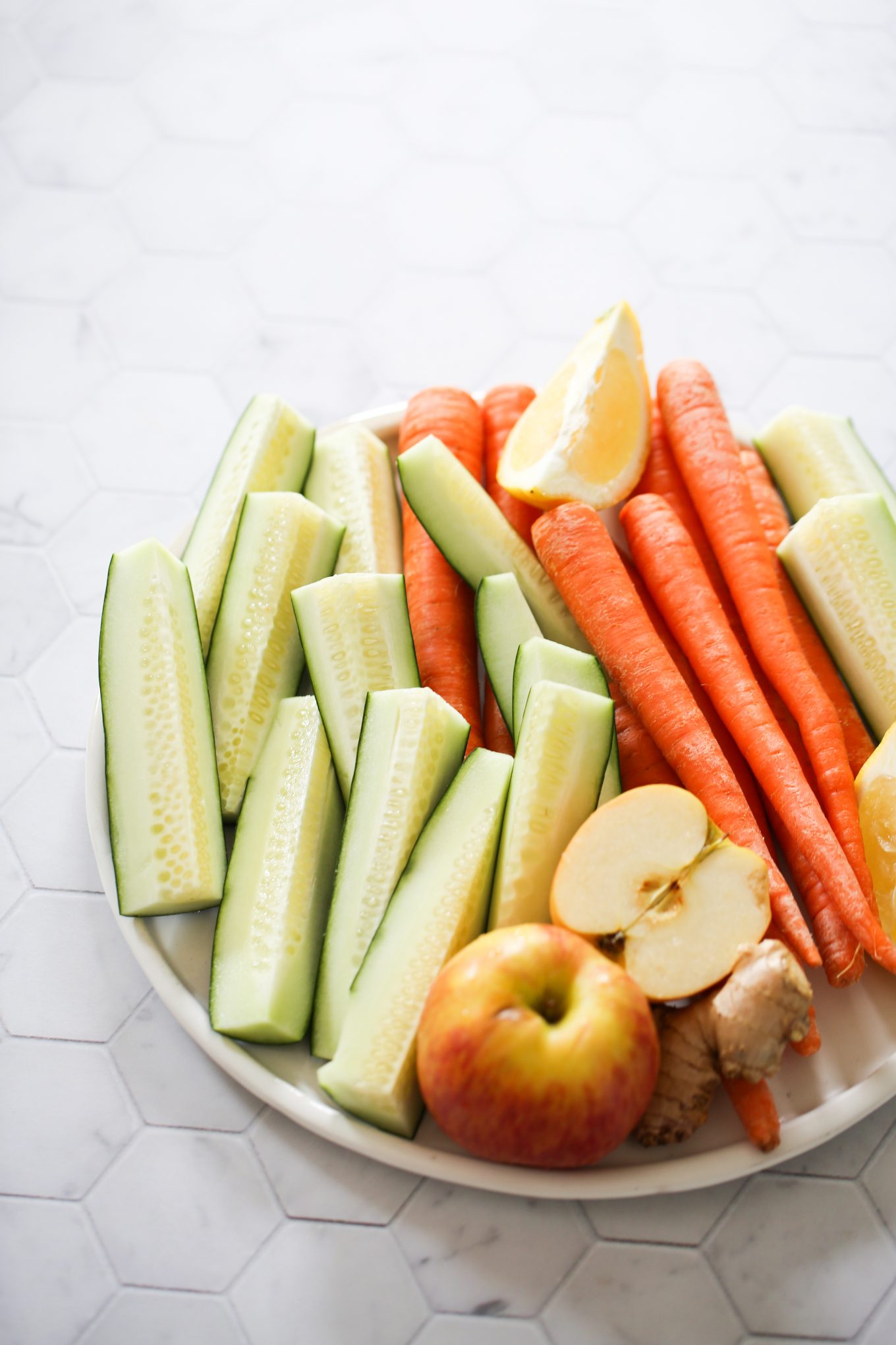 platón con pepino, zanahoria, jengibre y manzana
