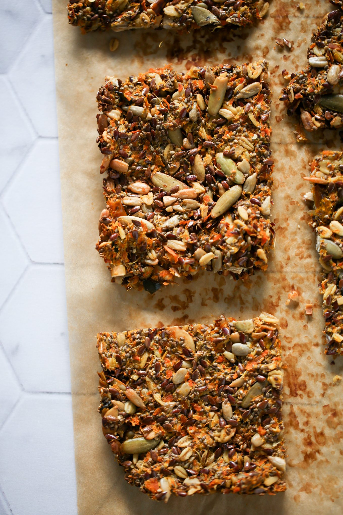 Galletas saladas de pulpa de zanahoria sobre un papel