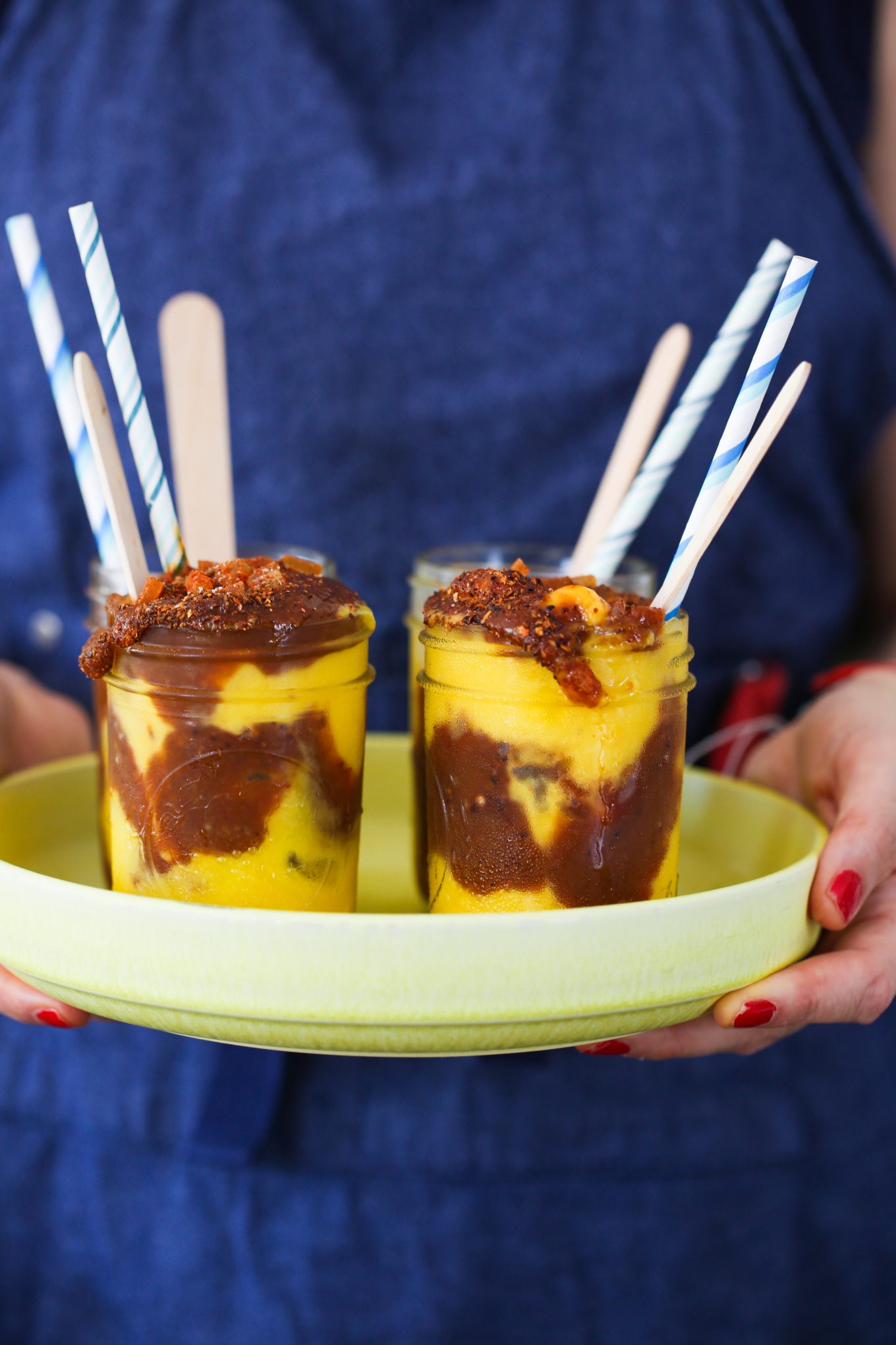 Plato amarillo con cuatro mangonadas saludables