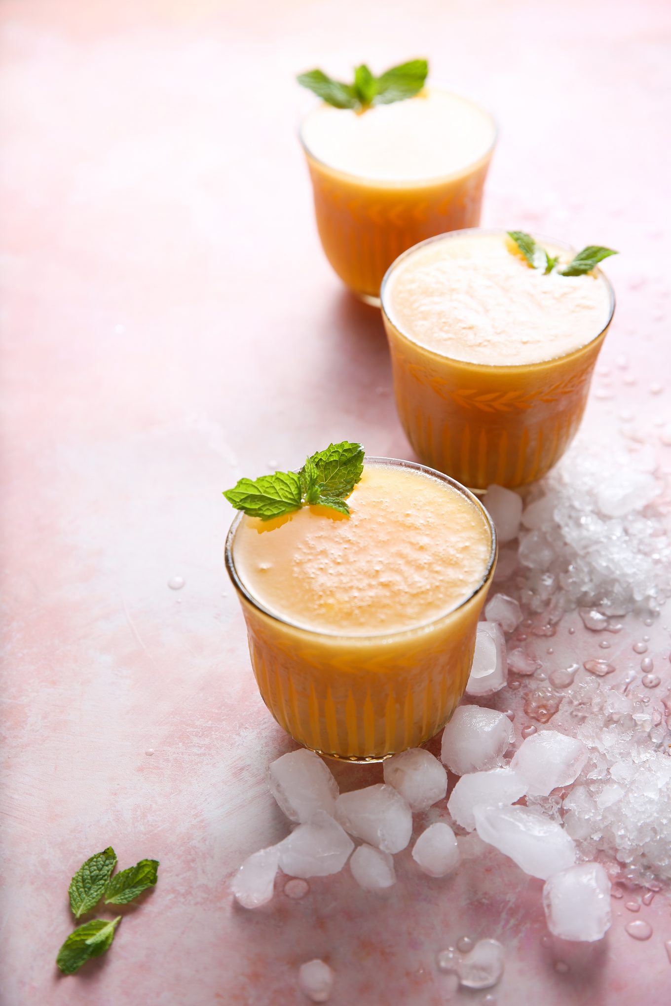 tres vasos con slushie de vino blanco y durazno