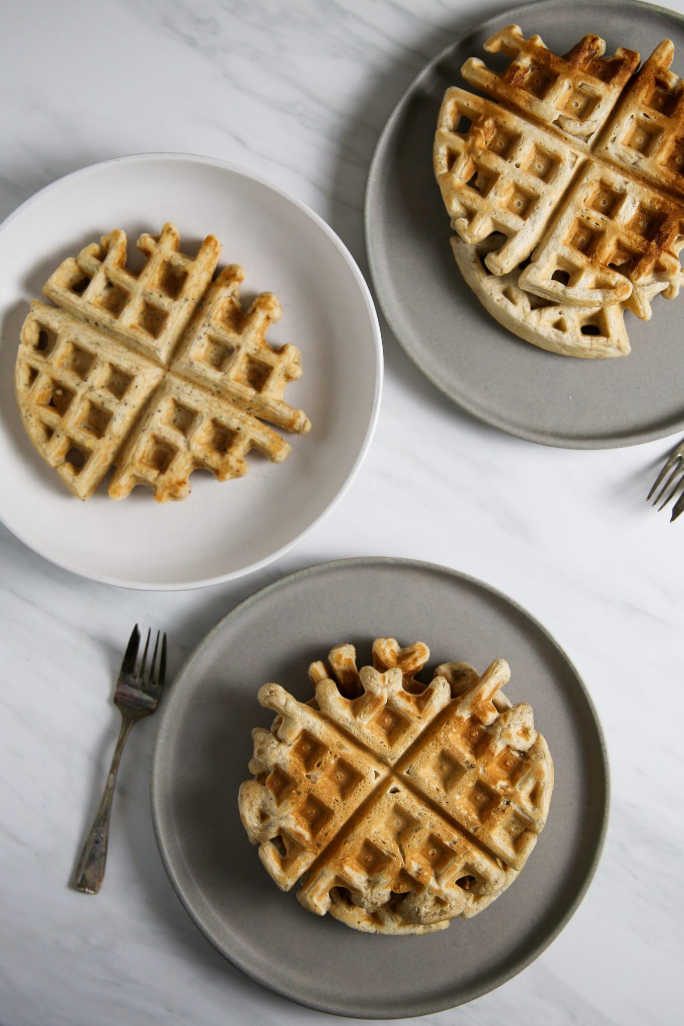 Tres platos con waffles  veganos hechos en casa