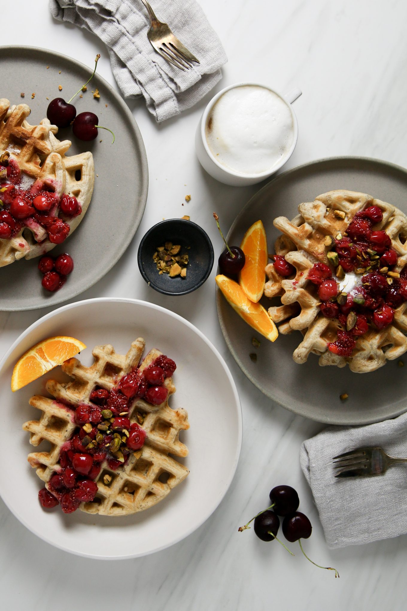 waffles hechos en casa con cerezas, pistaches y naranja