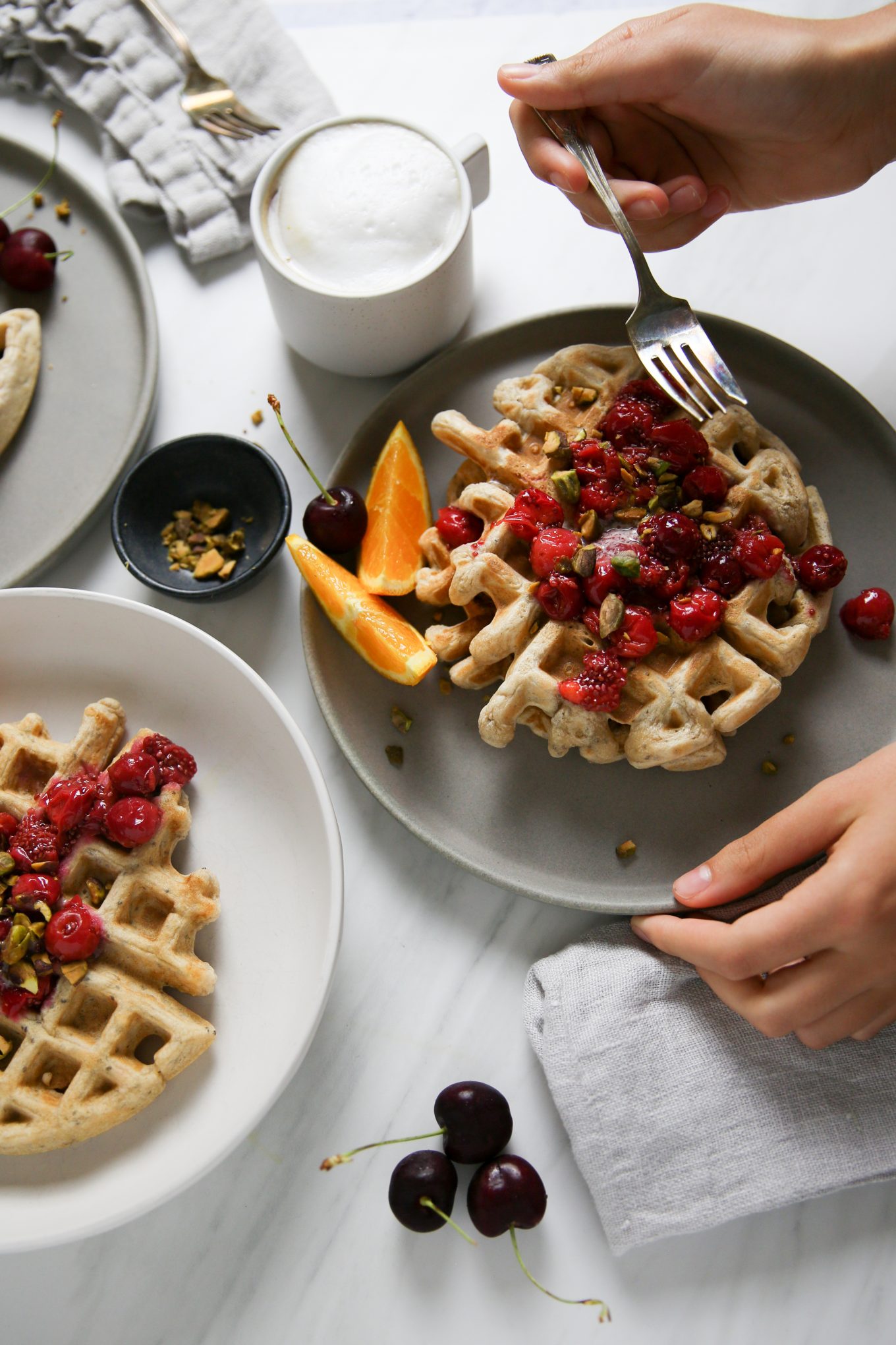 waffles hechos en casa con cerezas y peistaches