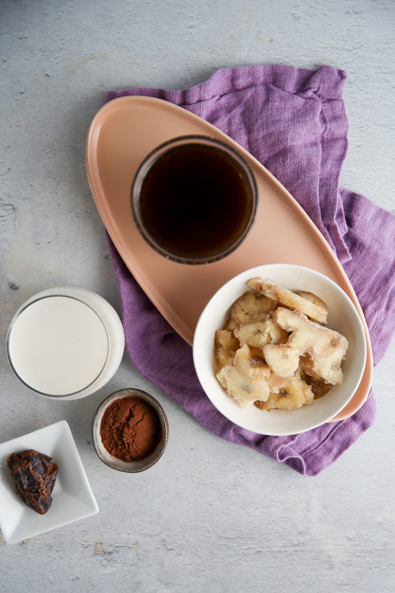 café, leche, platano y cocoa para hacer frapuccino hecho en casa