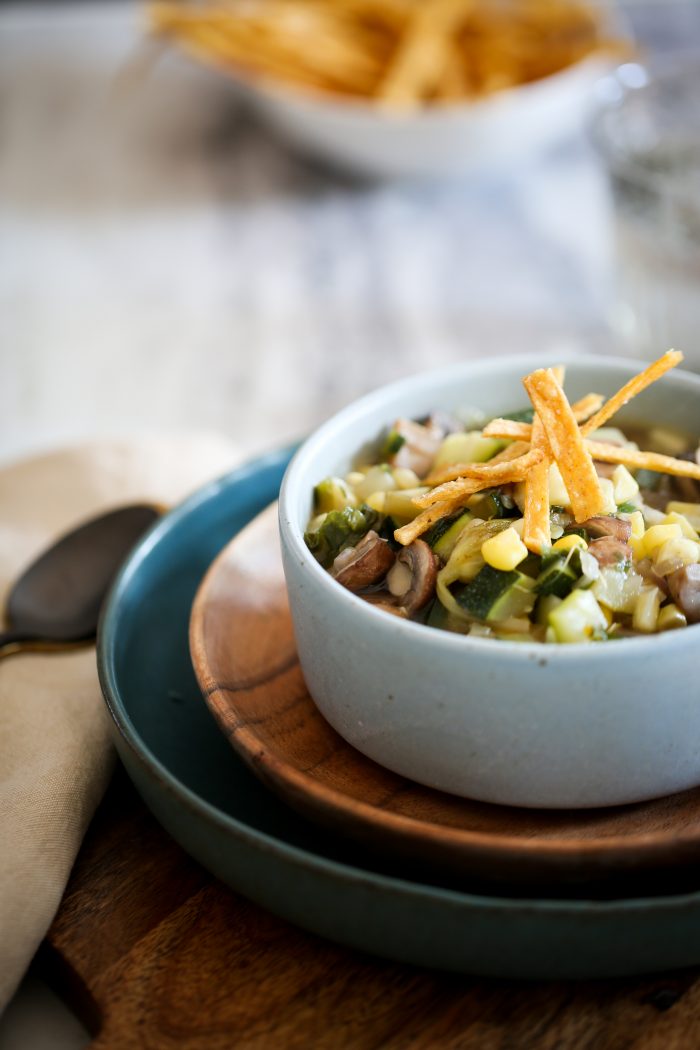 Plato de sopa mexicana hecha con poblano, champiñón y elote