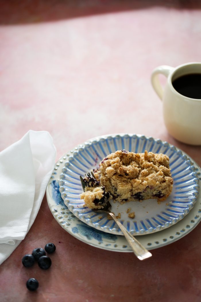 plato con coffee cake de blueberries y un café