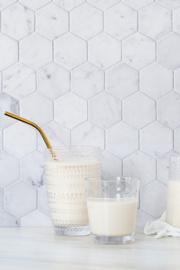 Tres vasos con leche de almendra hecha en casa