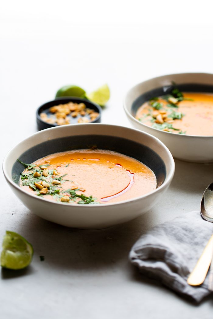 dos tazones con sopa de zanahoria y lentejas rojas.