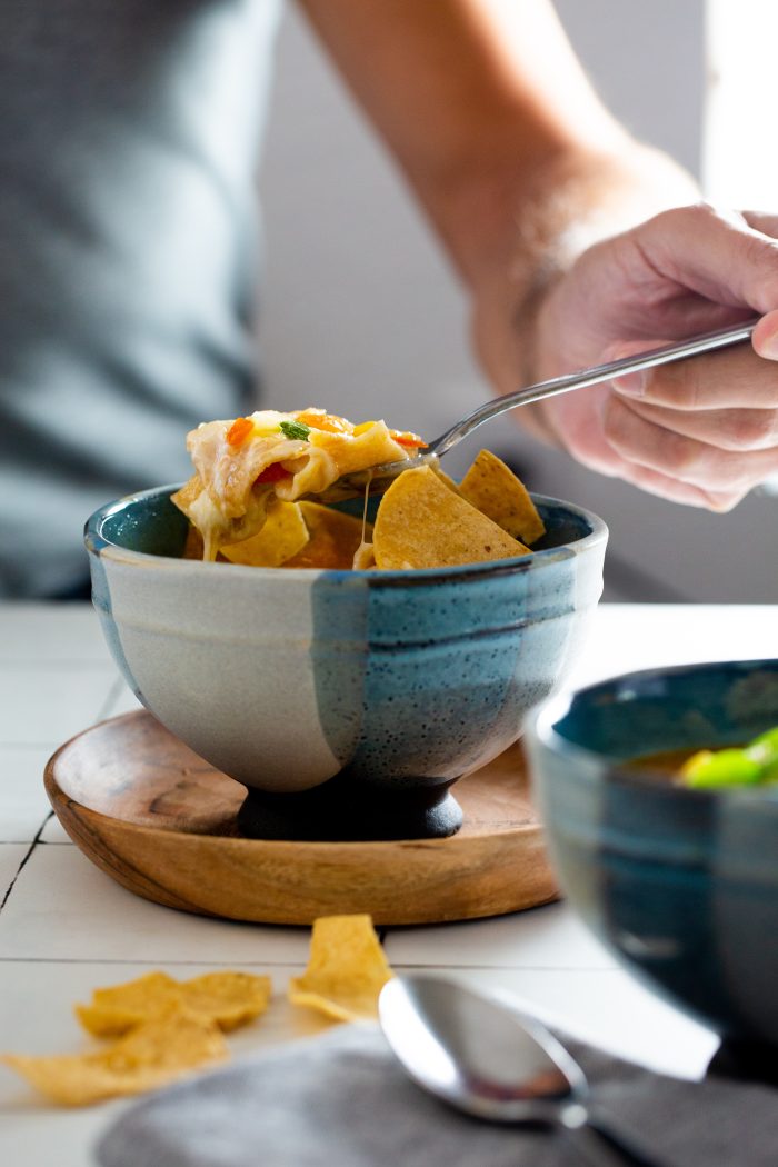 Sopa de calabacita, elote y tomate con queso y tomate de maíz